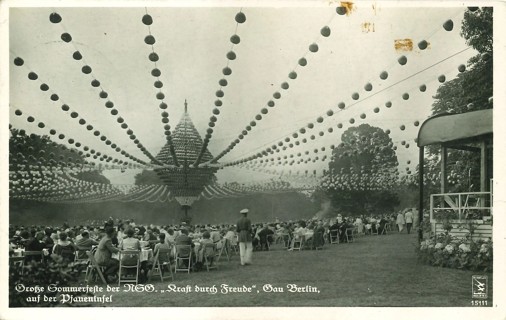 Sommerfest vor dem Schloss auf der Pfaueninsel im Jahr 1937: Robert Ley begründete das NS-Freizeitwerk „Kraft durch Freude".