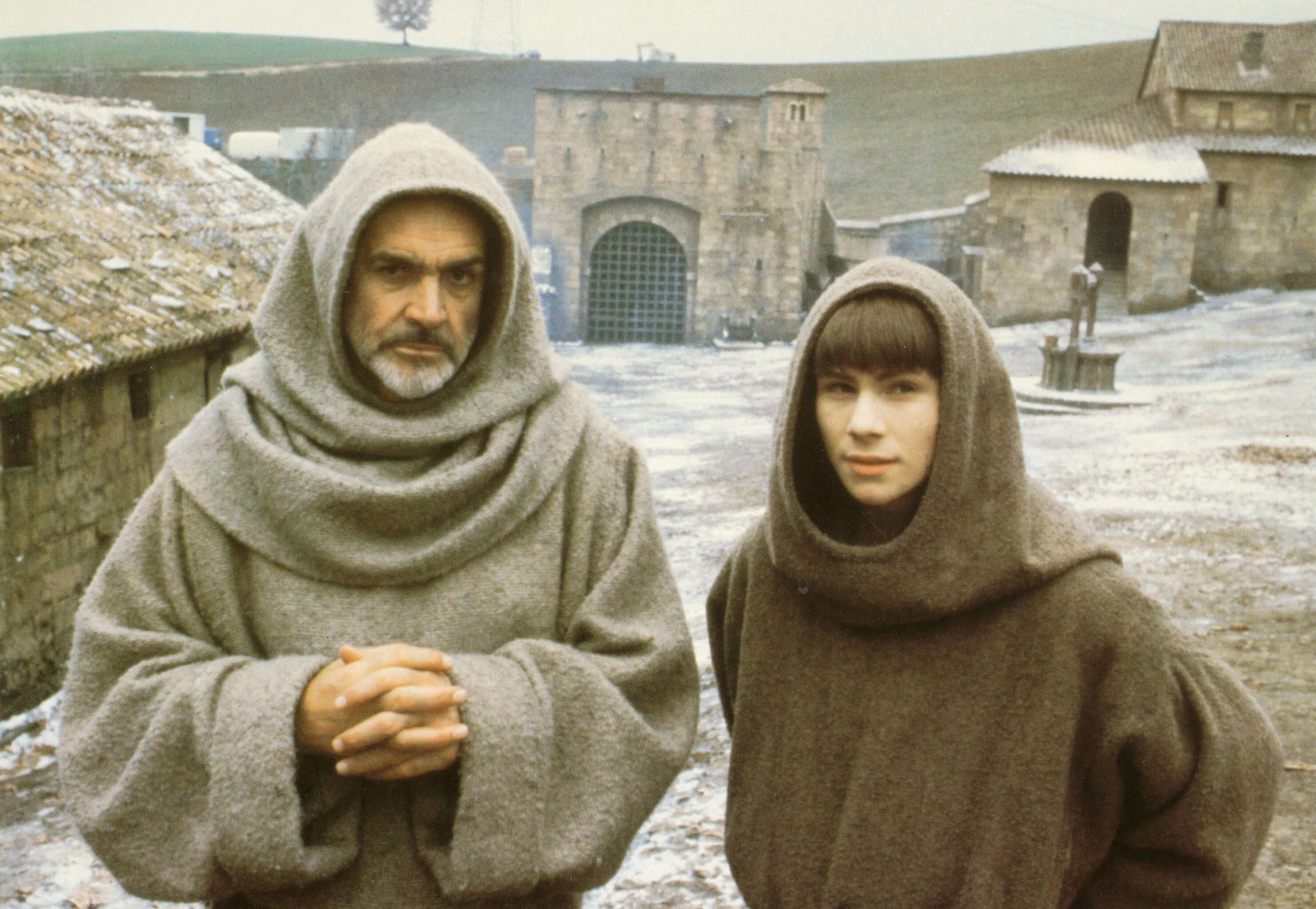 Sean Connery (als Franziskanermönch William von Baskerville) und Christian Slater in der Verfilmung von Umberto Ecos „Der Name der Rose“, gedreht zu großen Teilen im Kloster Eberbach