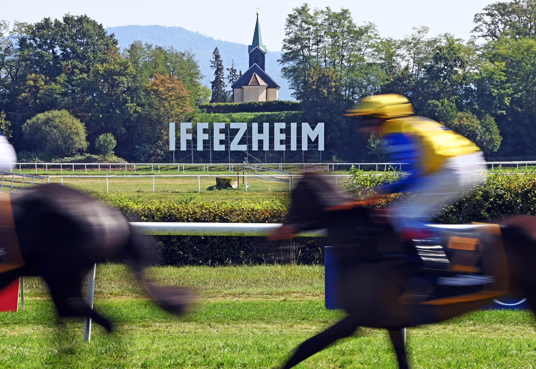 Auf die Stimmung in Iffezheim schaut die Galoppsportwelt in Deutschland ganz genau.