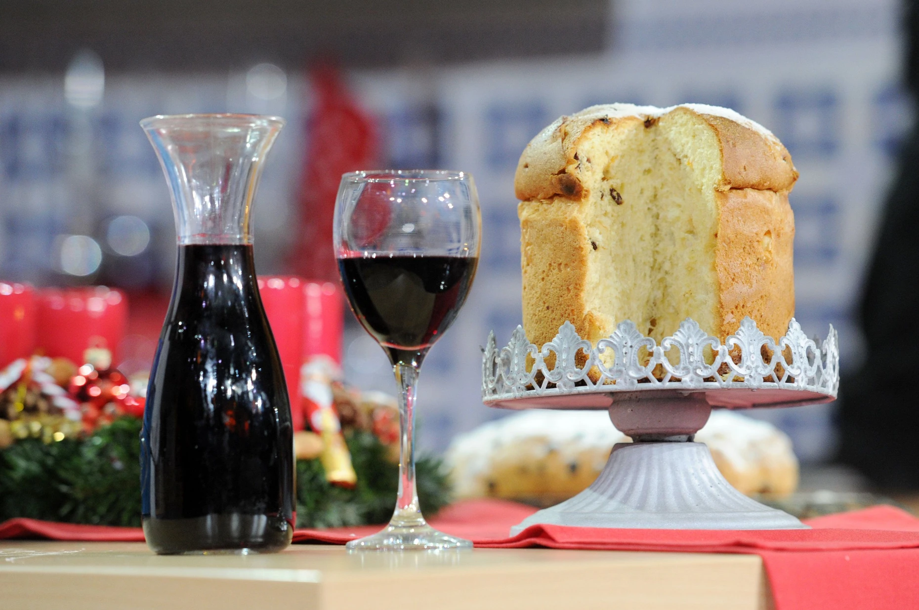 Das italienische Weihnachtsgebäck Panettone und ein Glas und eine Karaffe mit Rotwein