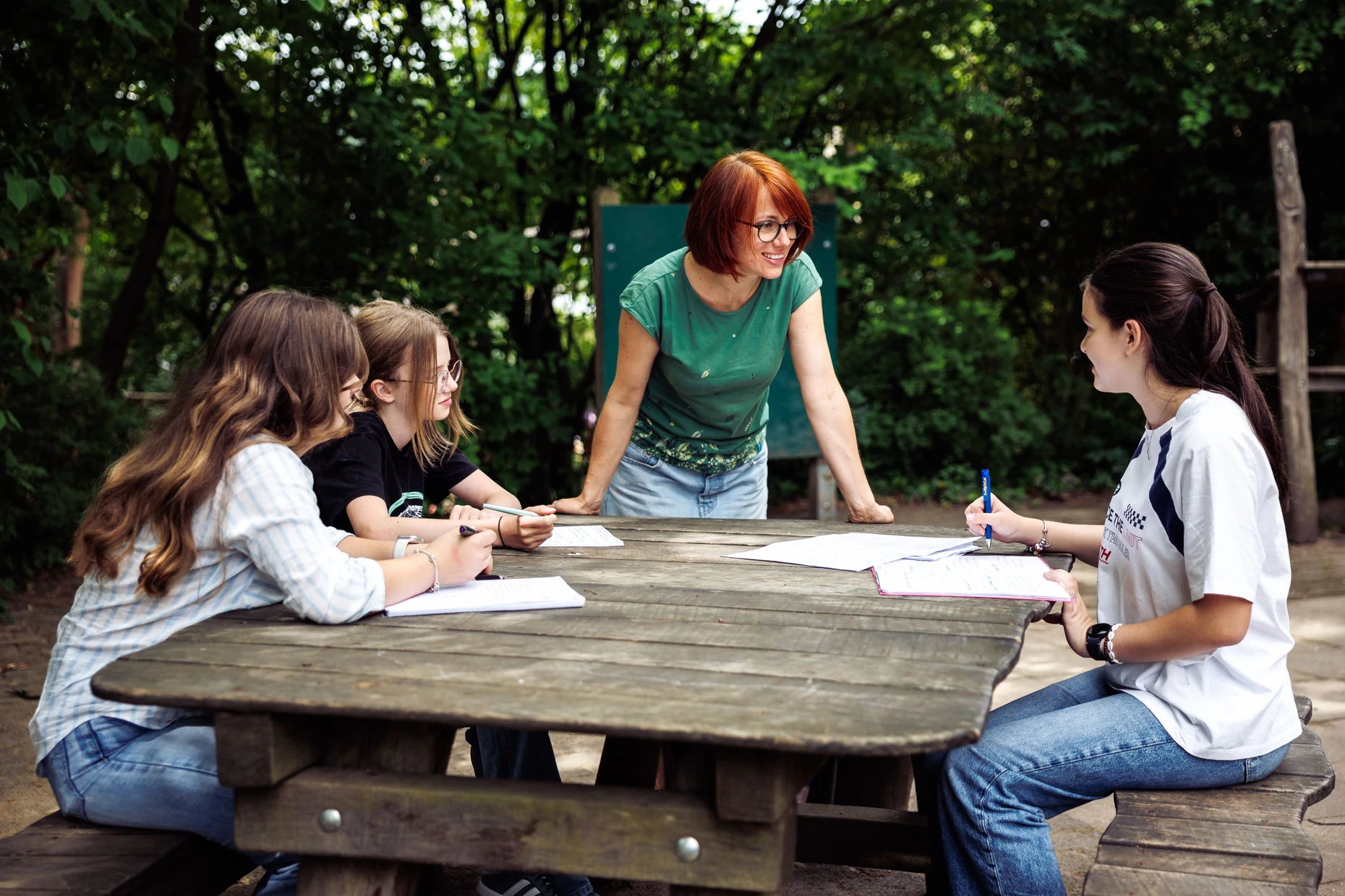 Hat noch weitere Pläne: Lehrerin Julia Eberle mit ihren Schülerinnen.