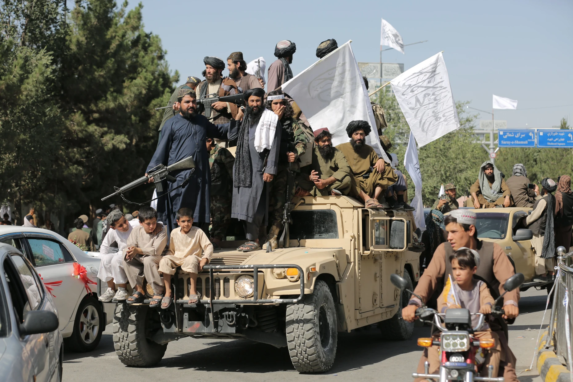 Ein einst eroberter Humvee wird bei den Feierlichkeiten in Kabul präsentiert, auf eine Militärparade wie vor drei Jahren verzeichten die Taliban dieses Jahr aber.