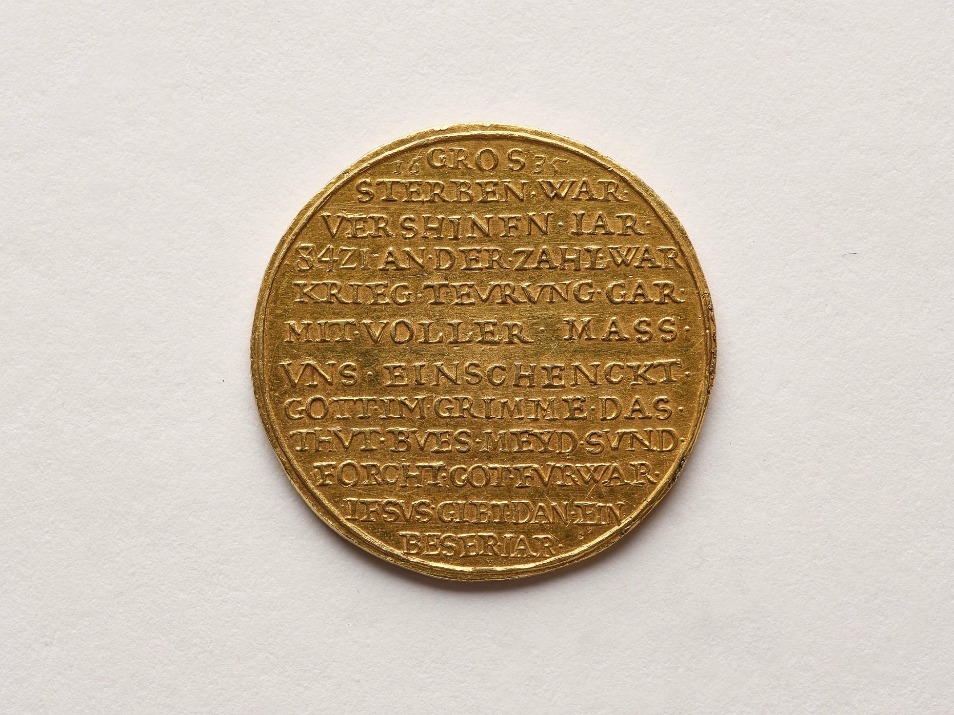 Erinnerung an eine Seuche: Auf dieser Medaille von 1635 ist festgehalten, wie viele Frankfurter an der Pest gestorben waren. Es sind 3421, die Zahl findet sich in der vierten Zeile links.