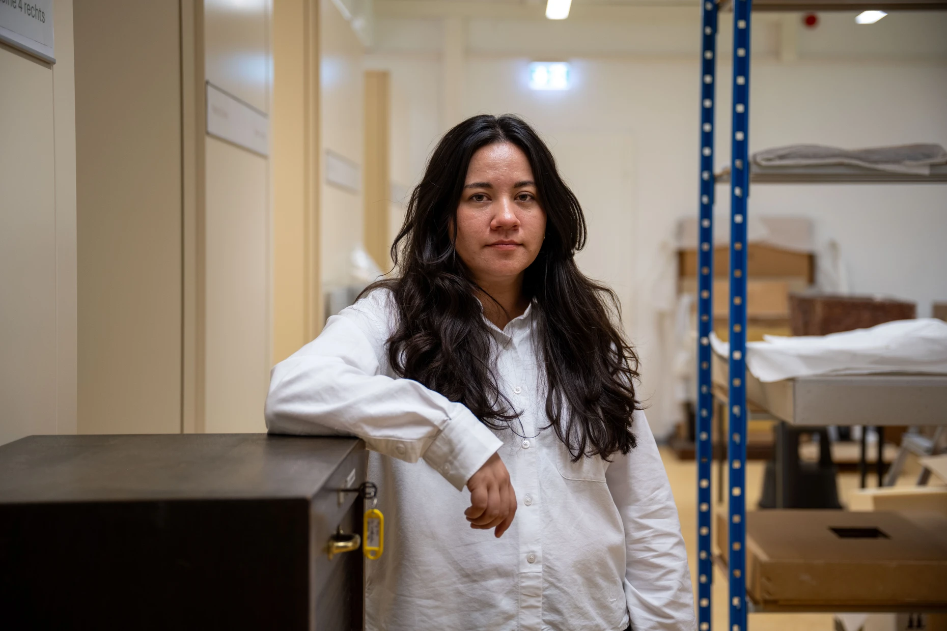 Kultursensibel: Vanessa Sampaguita Obermair achtet auf einen würdevollen Umgang mit den Exponaten.