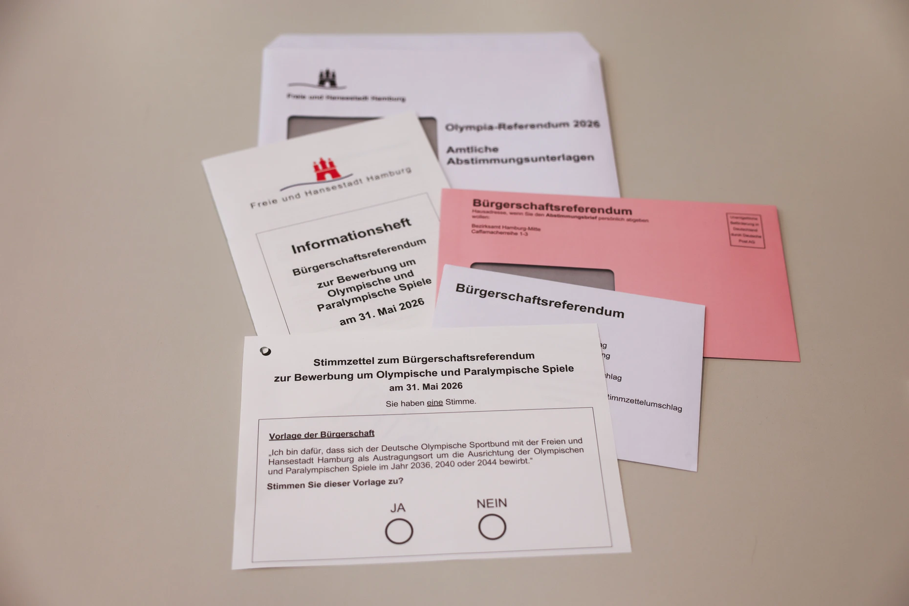 Die Bürger haben die Wahl: Abstimmungsunterlagen zum Olympia-Referendum in Hamburg