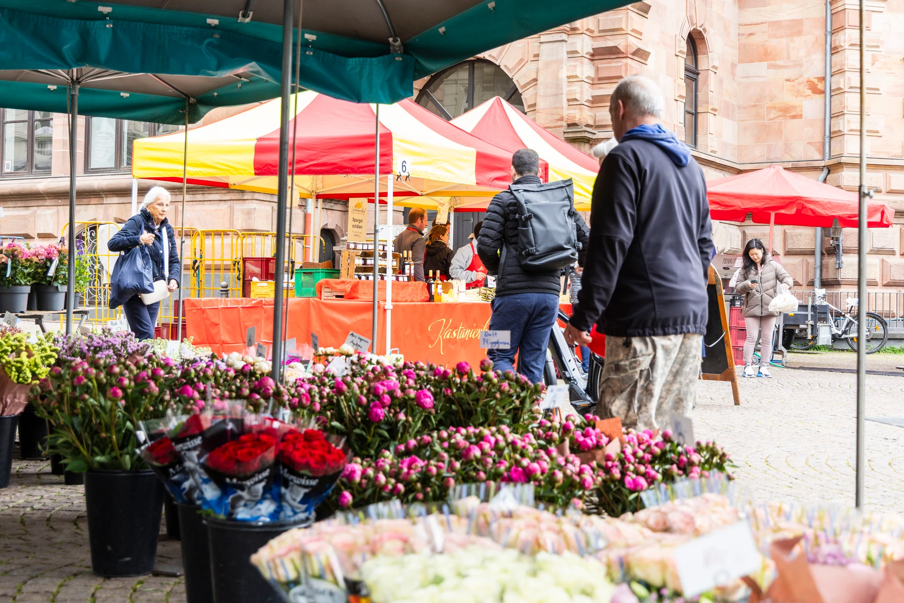 Je nach Jahreszeit: Auch Blumen und Pflanzen gehören auf dem Wochenmarkt immer zum Angebot.