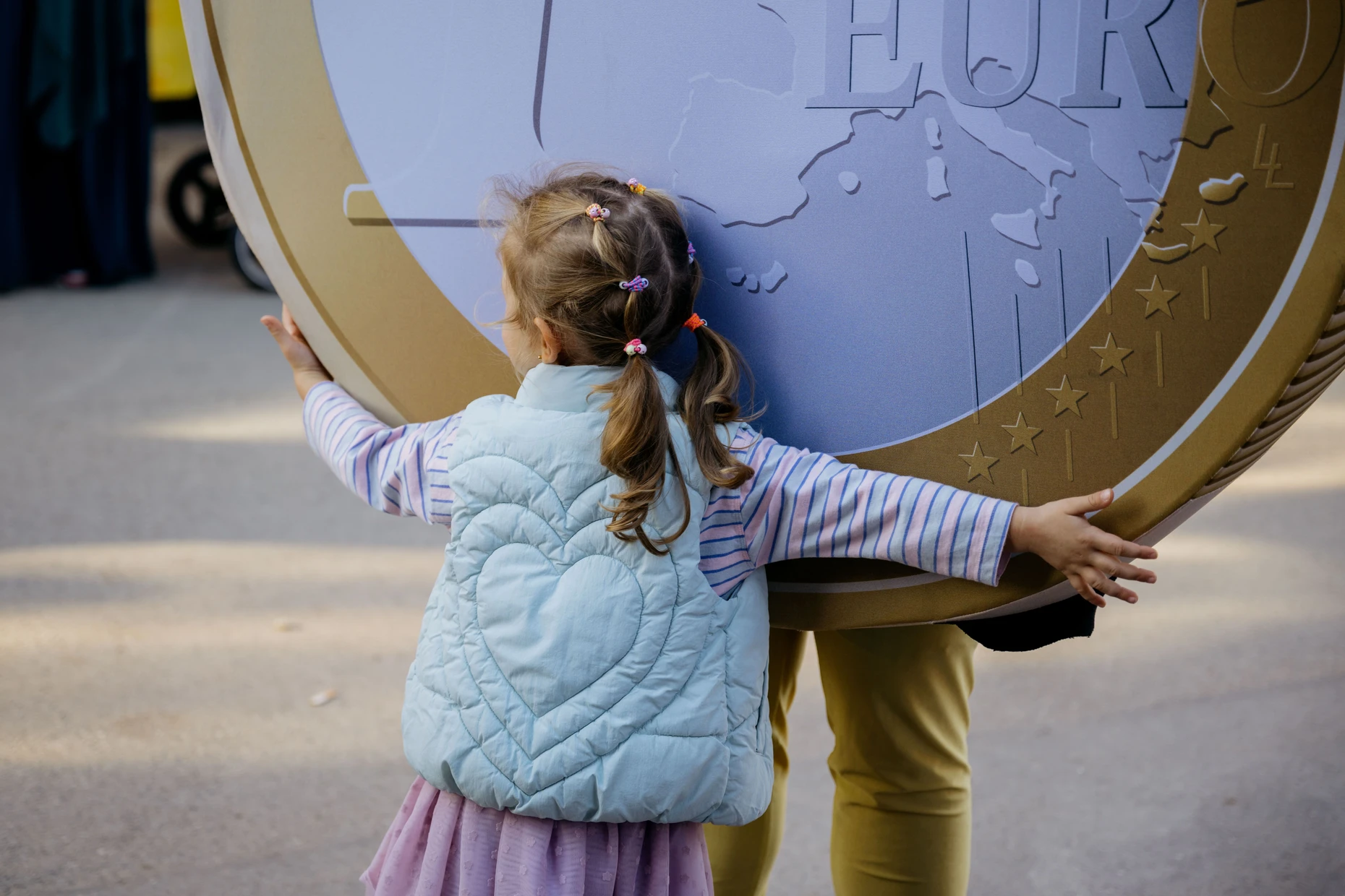 Problem-Maskottchen: Eurolino hat keine Arme zum Knuddeln und passt nicht in jedes Fahrgeschäft. Die Kinder lieben ihn dennoch.