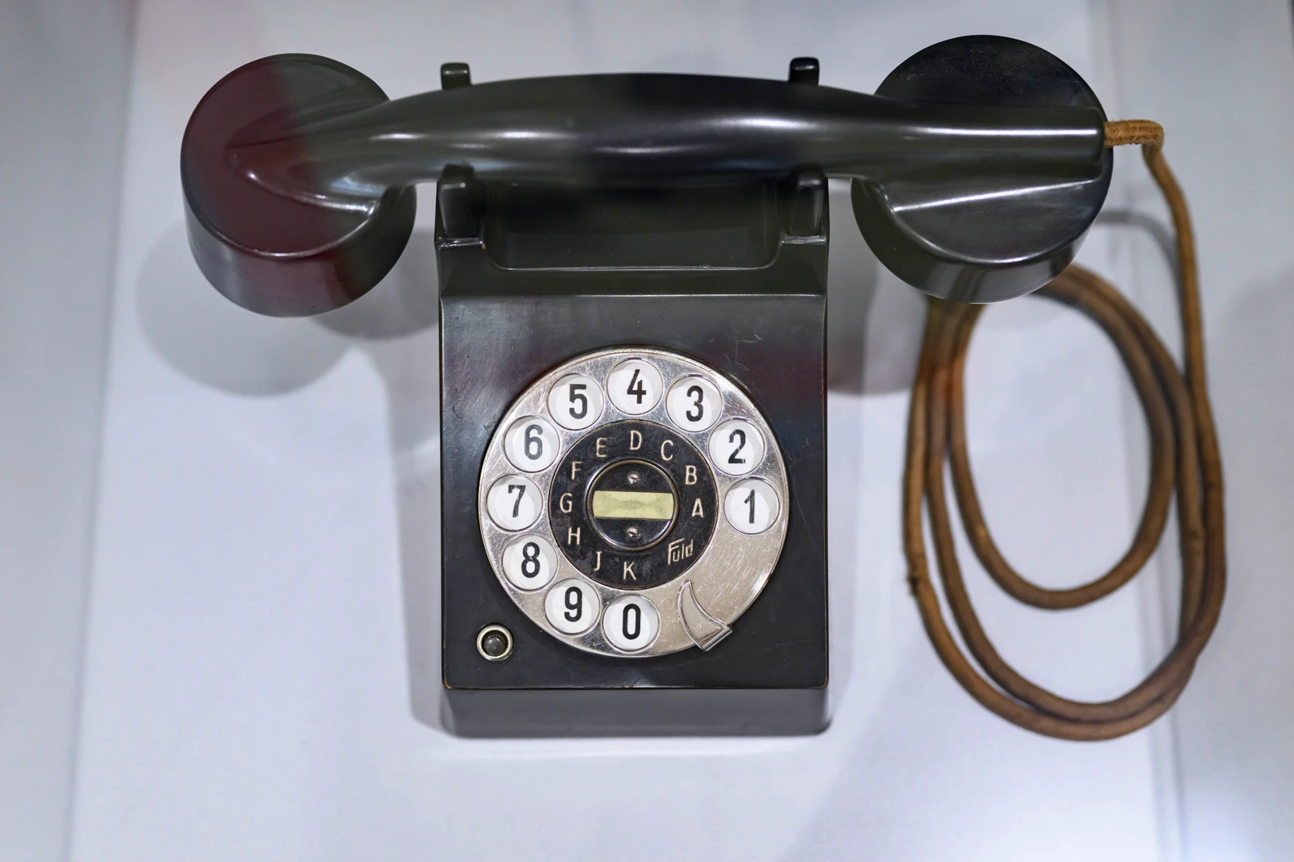 Telefonapparat Modell Frankfurt, von 1929. Im Jahr 1927 initiiert Harry Fuld im Kontext des „Neuen Frankfurts“ den ersten Gestaltungswettbewerb für Telefonapparate. 1929 wird das Modell Frankfurt im „Frankfurter Register“ vorgestellt.