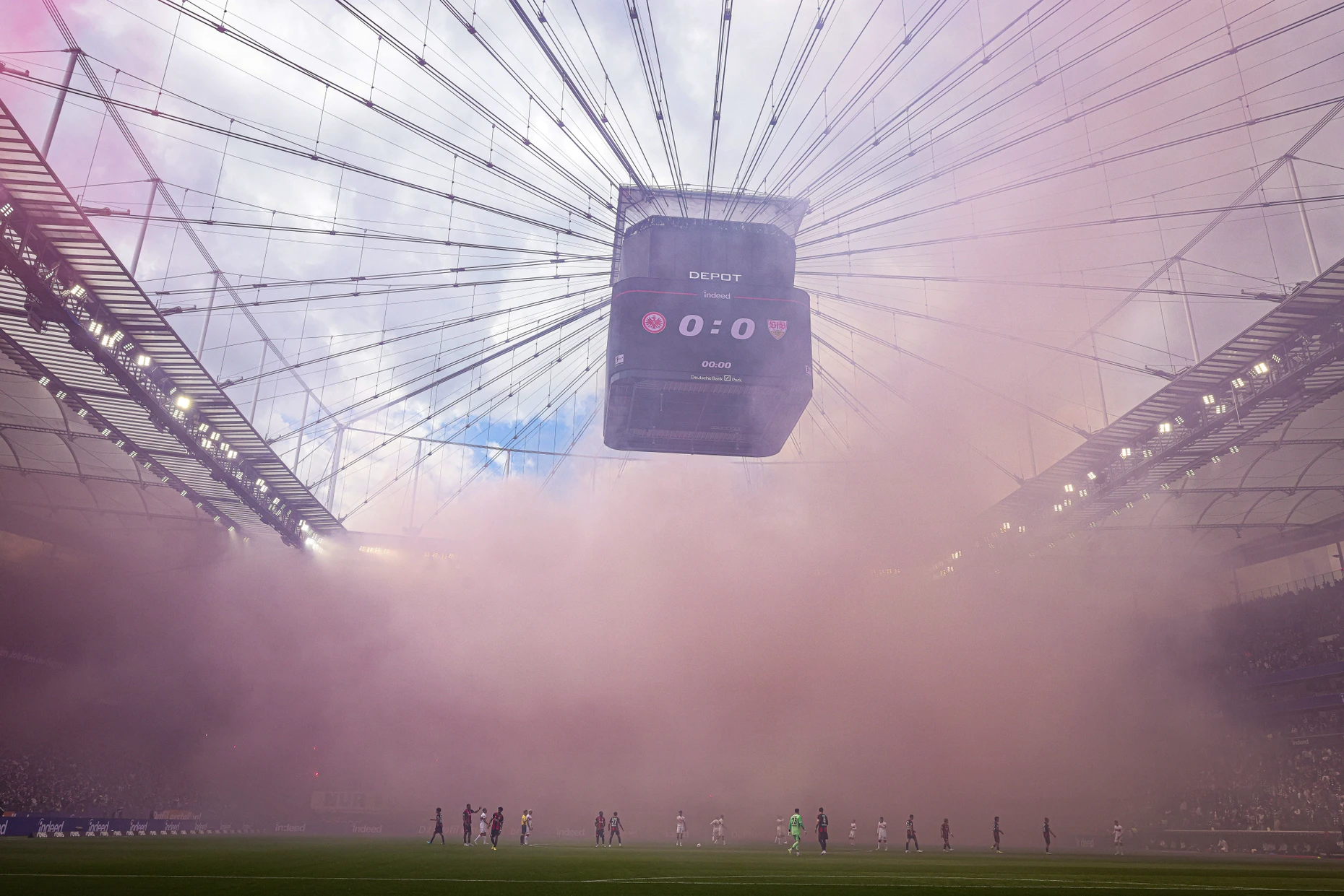 Eingeschränktes Sichtfeld: Rauchtöpfe vernebeln das Waldstadion.