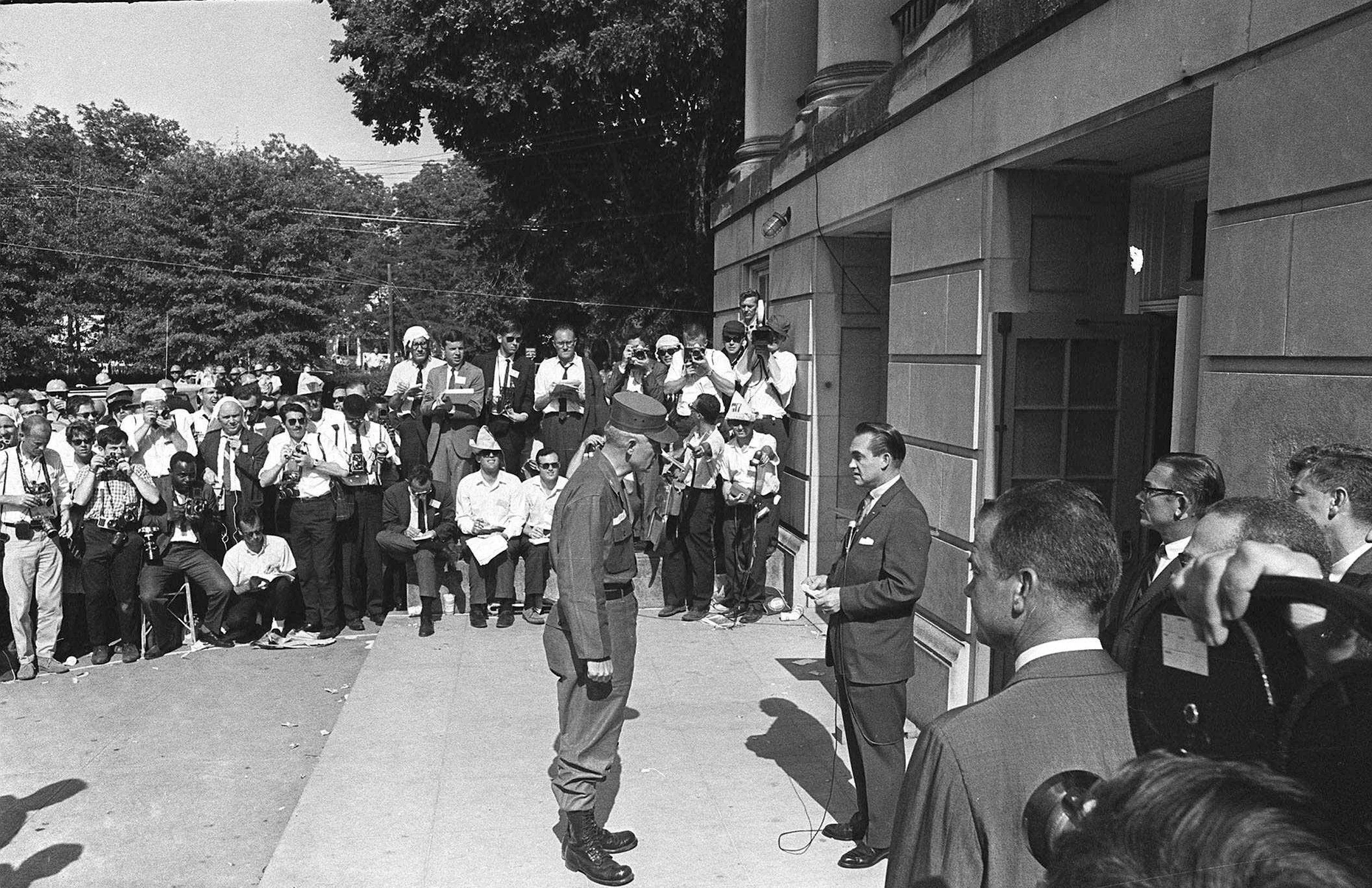 Der damalige Gouverneur von Alabama, George Wallace, versucht mit der Blockade einer Eingangstür an der Universität von Alabama im Juni 1963 zu verhindern, dass sich Schwarze dort einschreiben.
