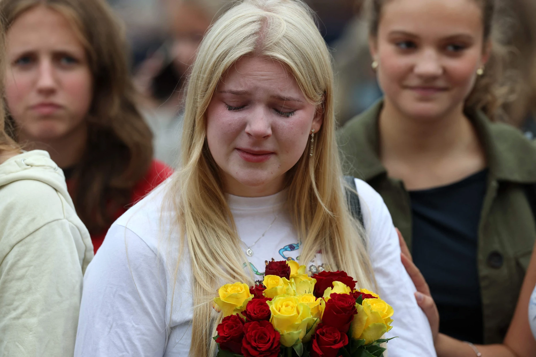 Trauer um den König: Eine Frau legt unter Tränen Blumen für Harald ab.