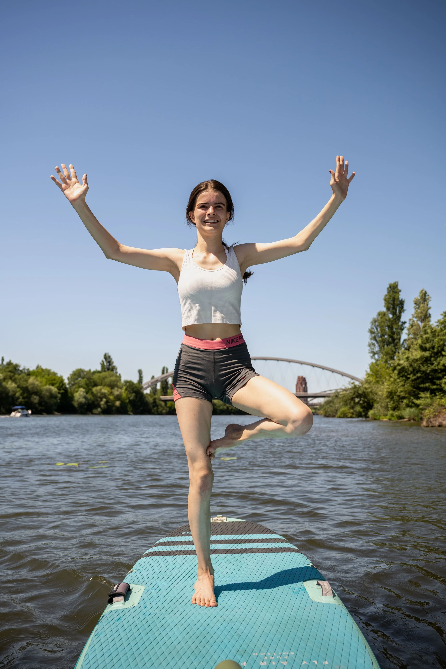 Sie hat es geschafft: „Der Baum“ ist eine der schwierigsten Übungen auf dem Paddleboard.
