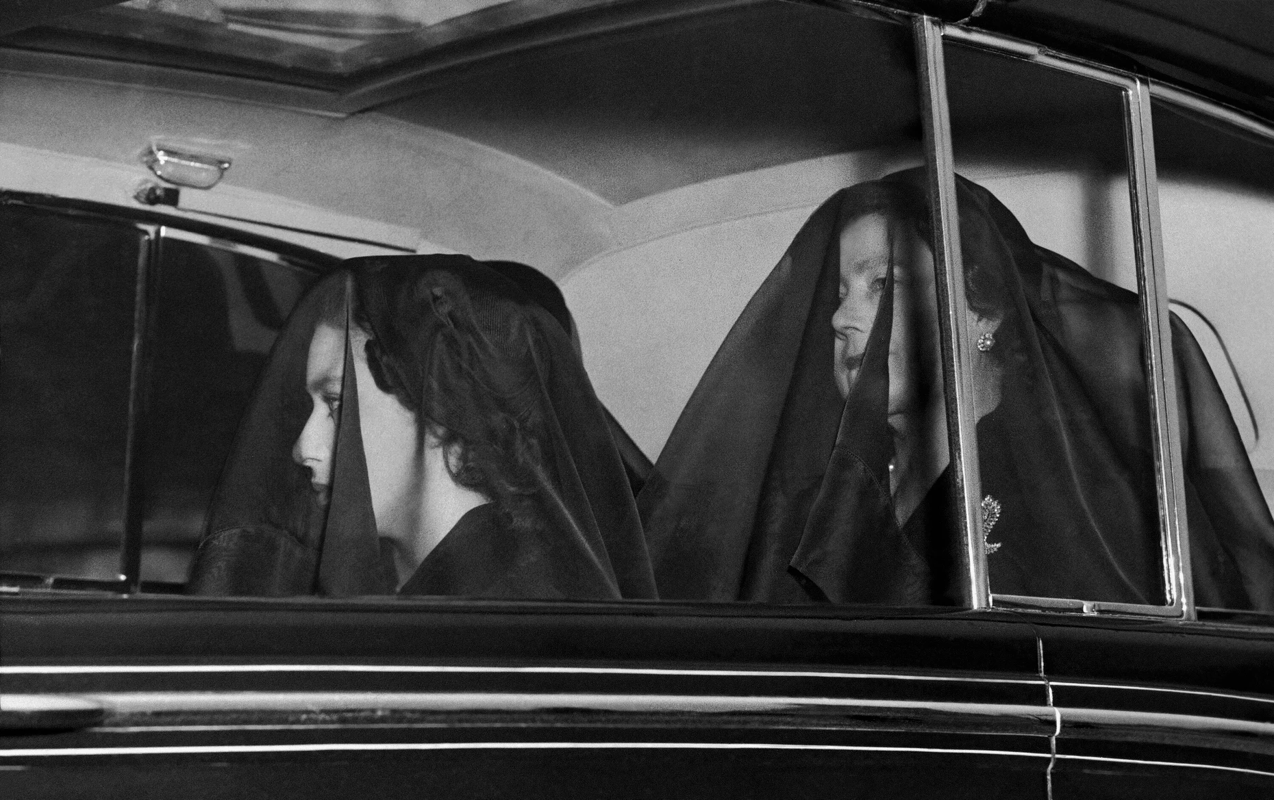 Am Tag der Beerdigung von König George VI.: Die Mutter von Königin Elisabeth II. (rechts) und ihre Schwester Prinzessin Margaret (links) tragen am 11. Februar 1952 Trauerschleier.