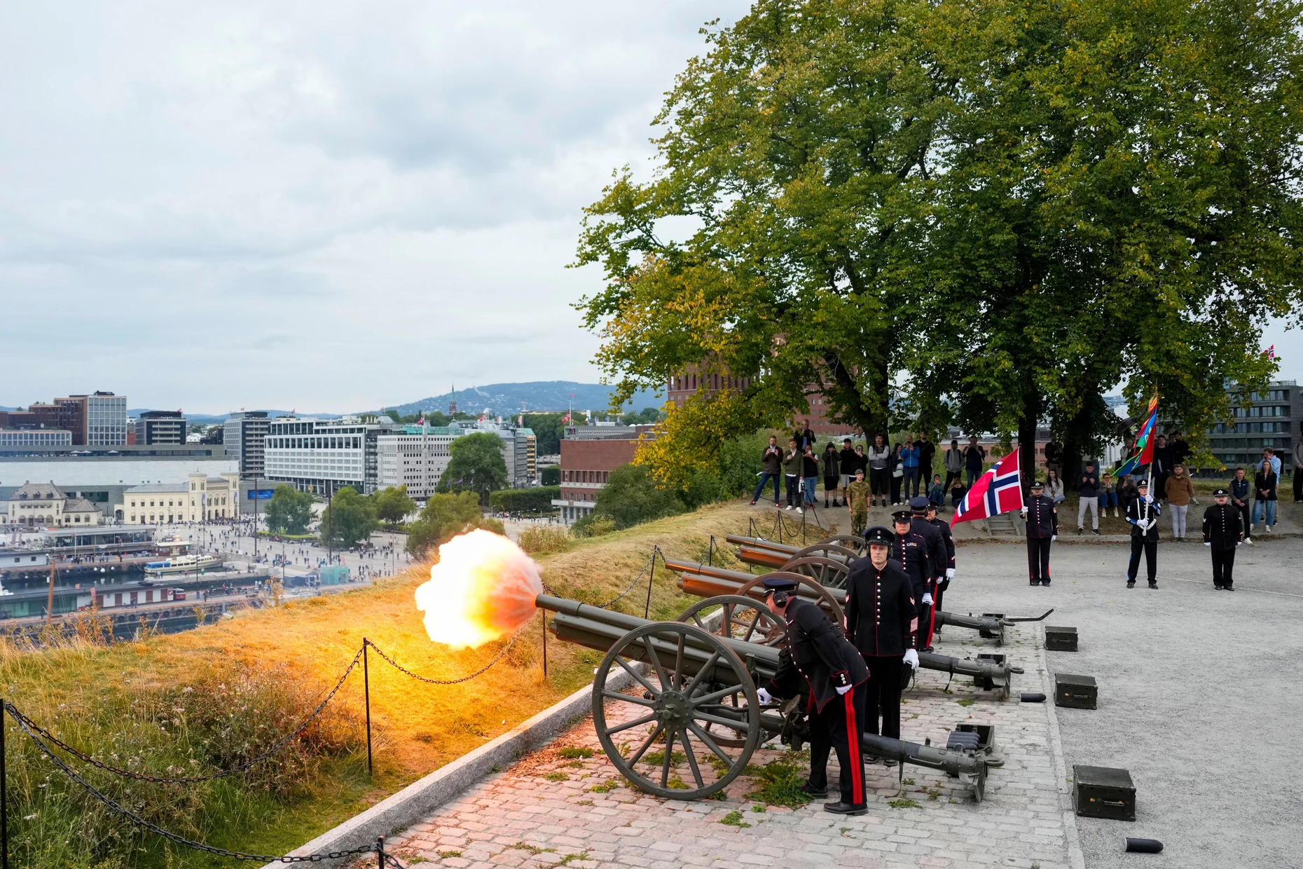 Trauergruß: Die norwegischen Streitkräfte feuerten zu Ehren des verstorbenen Königs am Freitag um 12 Uhr mittags 21 Schüsse ab.