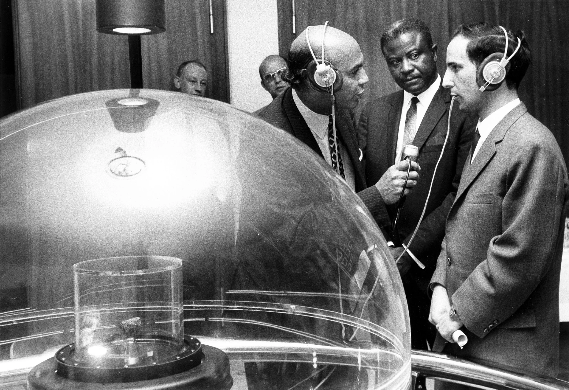 Außerirdisch: Im Juni 1970 wird ein Stein vom Mond (links unten) im Amerika-Haus ausgestellt