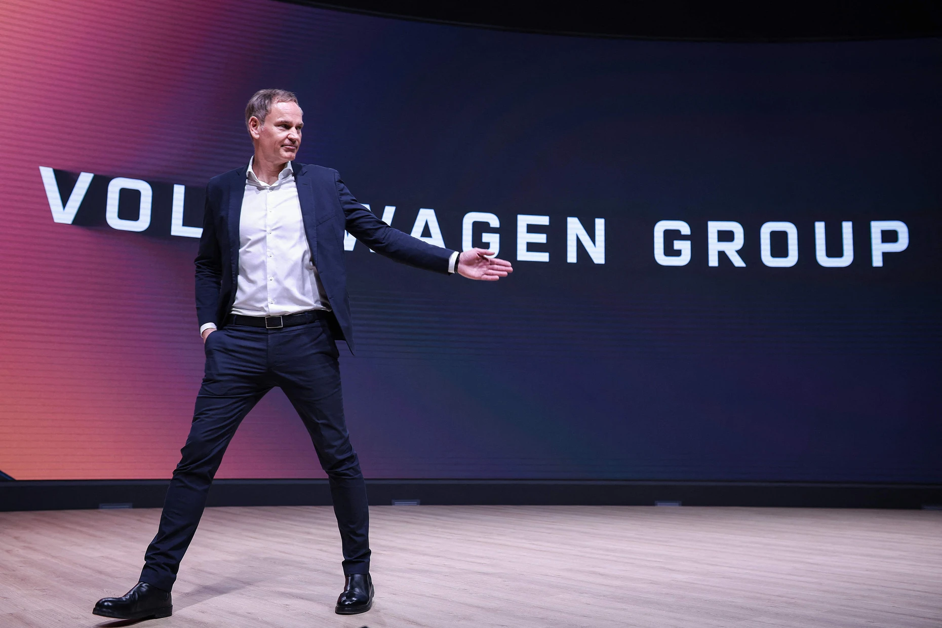 Ausgebremst: VW-Chef Oliver Blume muss den Wolfsburger Betriebsräten nun erklären, warum sie hart sparen müssen, während die Porsche-Belegschaft Zugeständnisse bekommt.