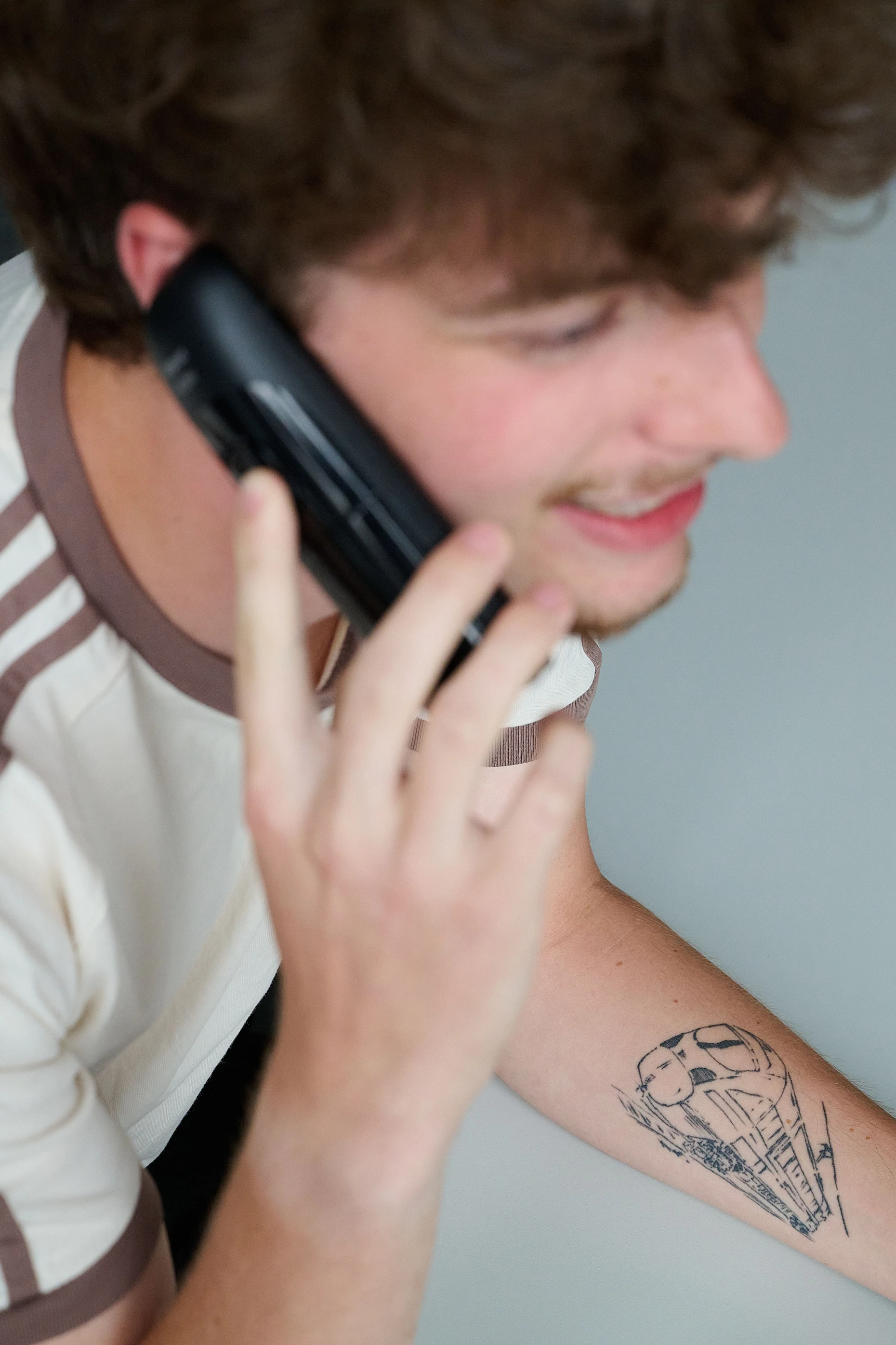 Alle herhören: Patrice, angehender Zugchef, spricht im Nebenraum seine Übungsansage ins Telefon. Er hat sich einen ICE T, Baureihe 411, auf den Unterarm tätowieren lassen.