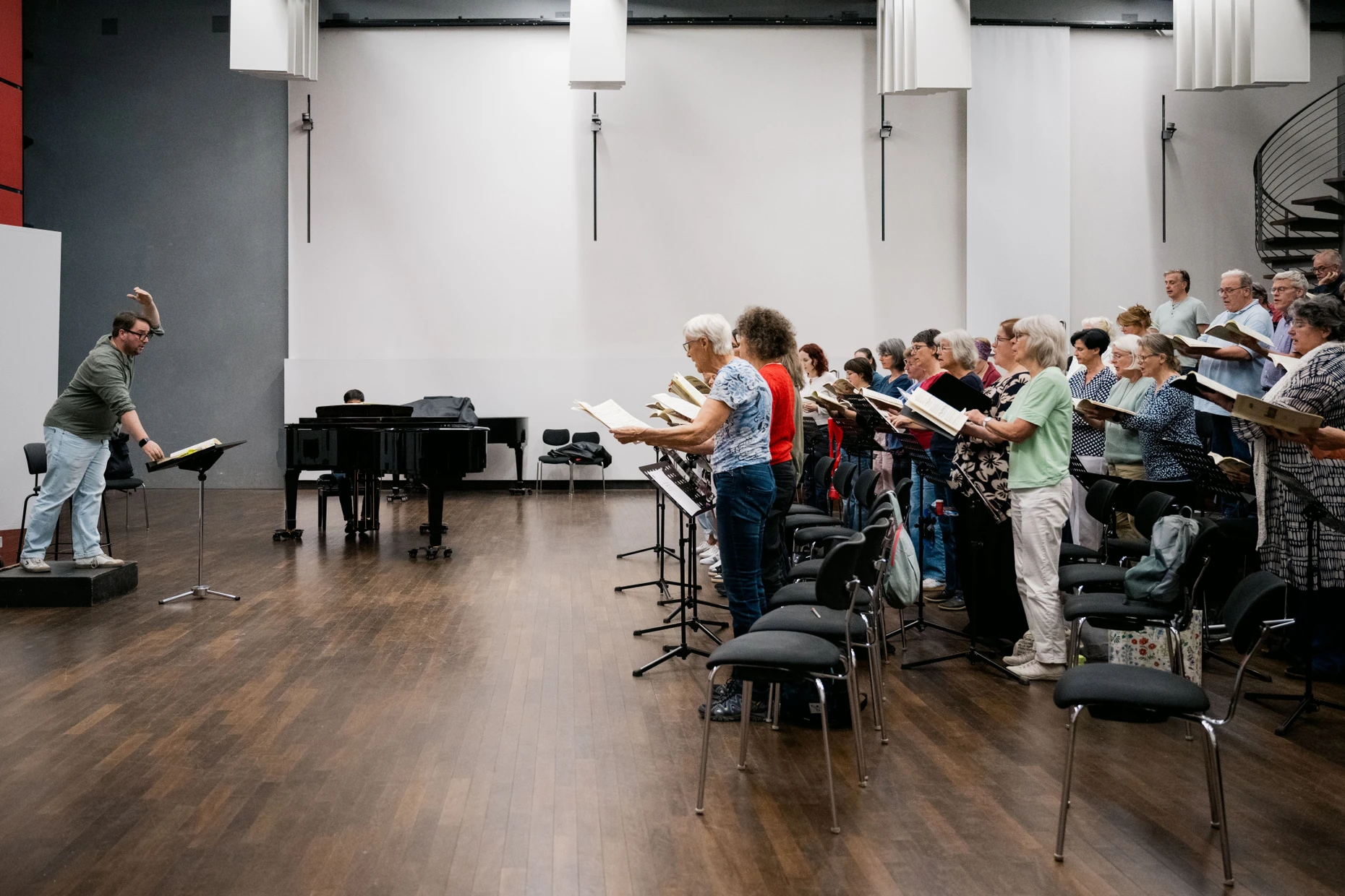 Kräftespiel: Paul Leonard Schäffer (links) arbeitet mit dem Figuralchor