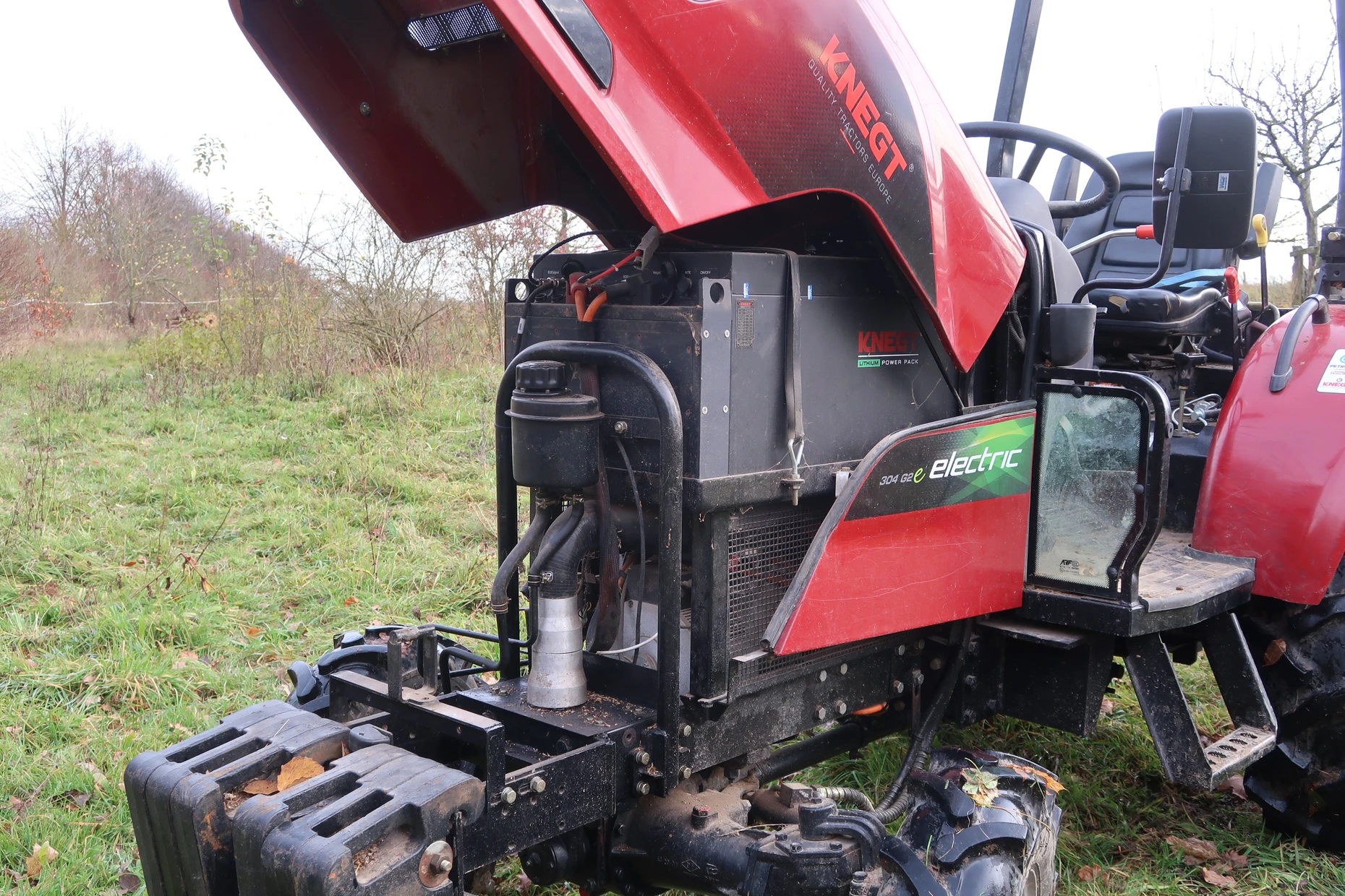Der Akku des Stromtraktors hält bei leichten Arbeiten zwischen vier und sechs Stunden.