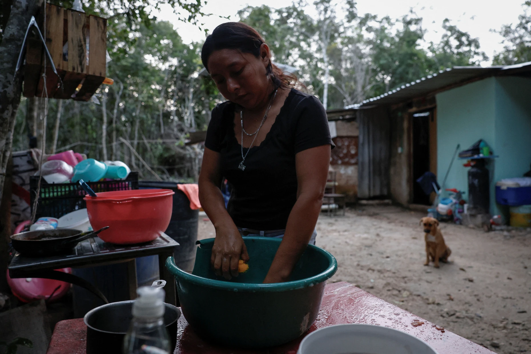 Mary Sandra Peraza, 30, kocht das Abendessen für ihre Familie in ihrem Zuhause in Vida y Esperanza. Die Familie hat keinen Stromanschluss und ist im Alltag auf Solarpanele und einen Generator angewiesen.