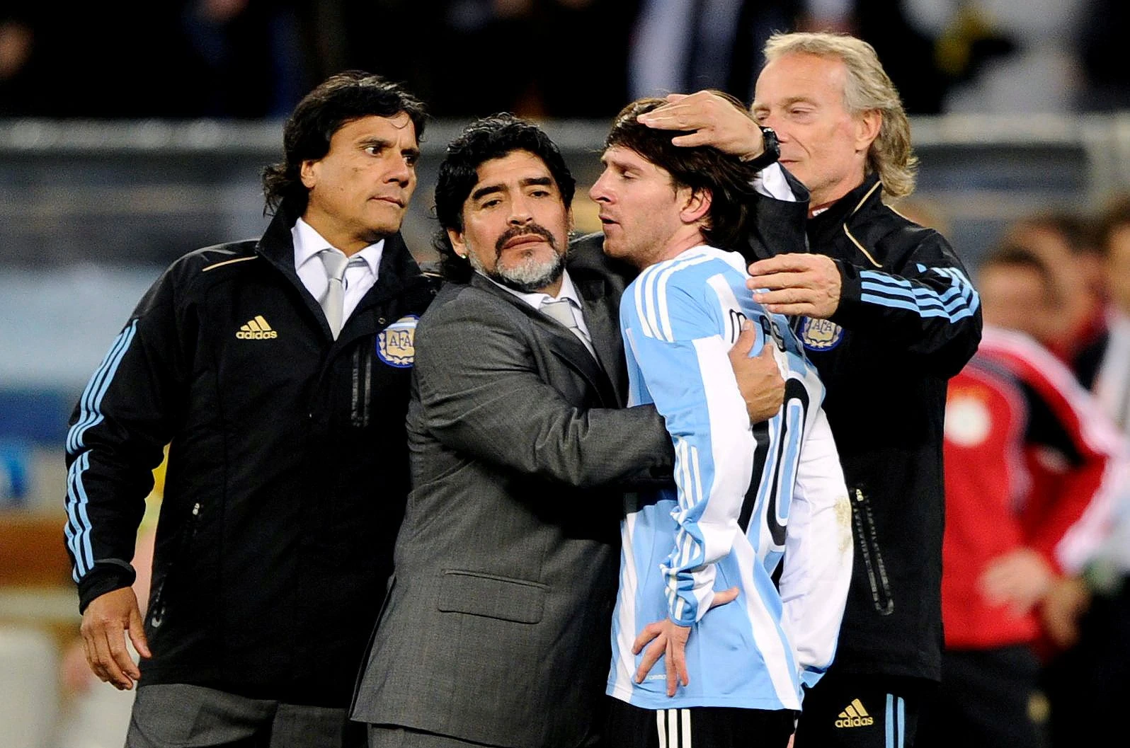 Sein größter Fan und Trainer: Bei der WM 2010 in Südafrika herzt Diego Maradona Lionel Messi nach der Niederlage gegen Deutschland im Viertelfinale.