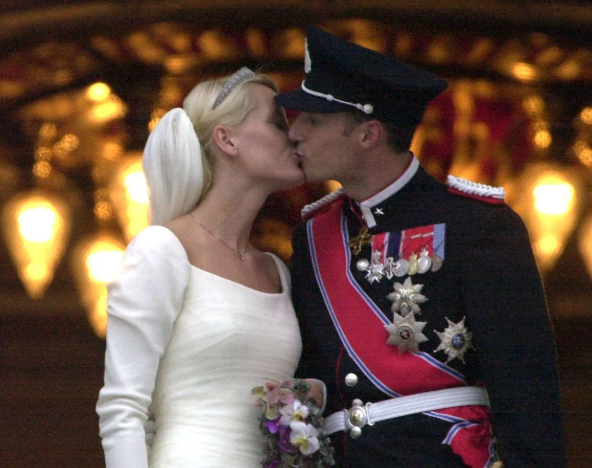 Nun Königin und König: Haakon und Mette Marit nach ihrer Hochzeit im Dezember 2000