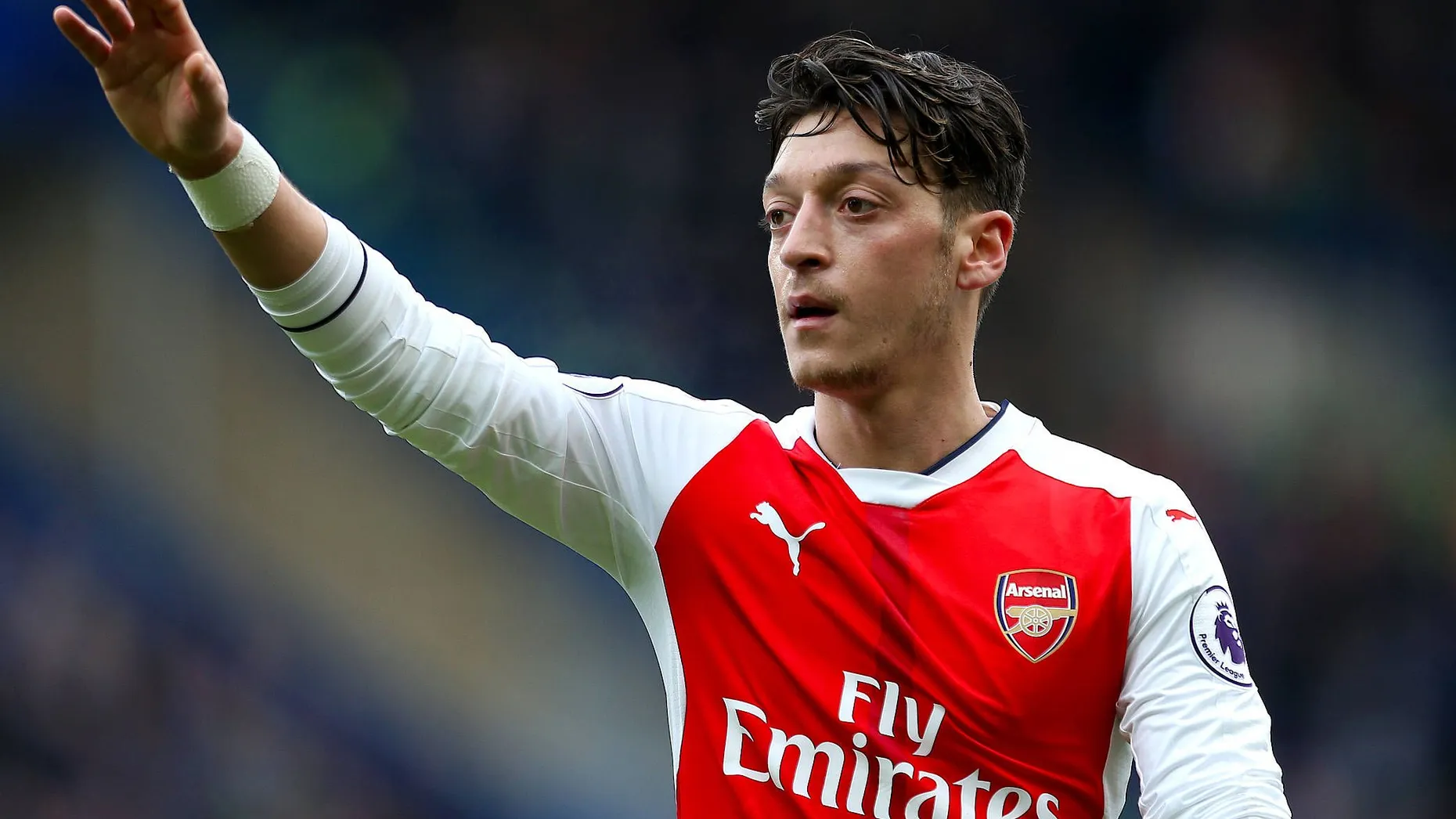 Der FC Arsenal muss im Champions-League-Rückspiel gegen Bayern München wohl auf Weltmeister Mesut Özil (Bild) verzichten. „Ich denke nicht, dass Mesut Özil körperlich schon so weit ist, dass er morgen im Kader sein kann“, sagte Gunners-Coach Arsène Wenger. Özil hatte bereits am vergangenen Samstag bei der 1:3-Niederlage Arsenals beim FC Liverpool krankheitsbedingt gefehlt. Am kommenden Wochenende soll der 28-Jährige im FA-Cup dann wieder zur Verfügung stehen. Trotz des wahrscheinlichen Ausfalls des Mittelfeldregisseurs und der 1:5-Niederlage im Hinspiel haben sich die Londoner für das Aufeinandertreffen am Dienstag noch nicht komplett aufgegeben. „Was ich morgen sehen will, ist, dass wir für einen Kampf bereit sind“, sagte Abwehrspieler Per Mertesacker. (dpa)