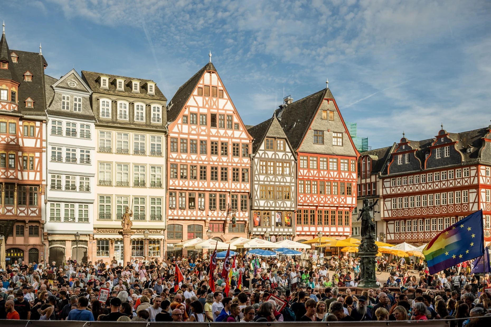 Blick über den gefüllten Römerberg: Rund 3000 Demonstranten kamen, um gegen die AfD zu protestieren.