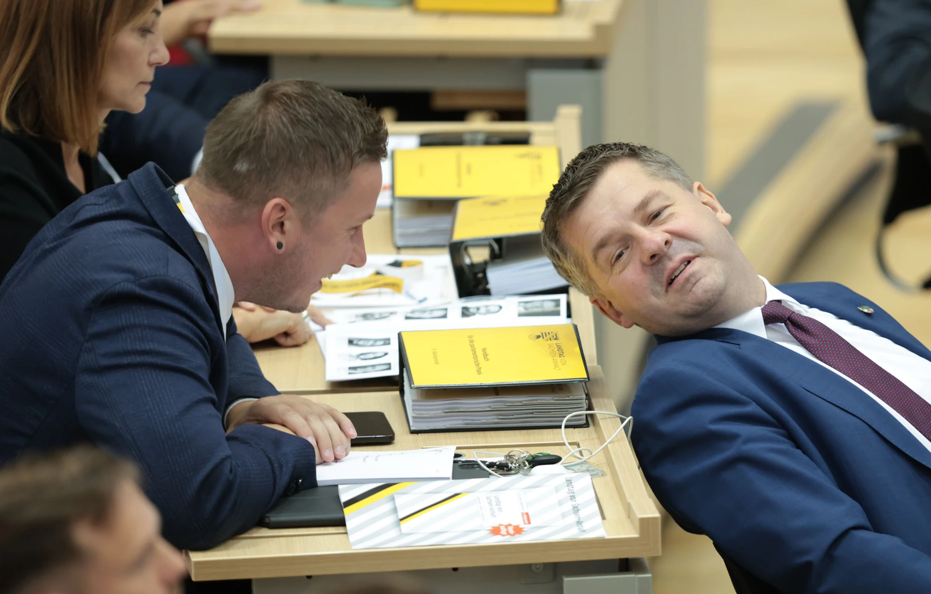 Ministerpräsident Sven Schulze und Tim Teßmann (CDU) während der konstituierenden Sitzung des Landtags