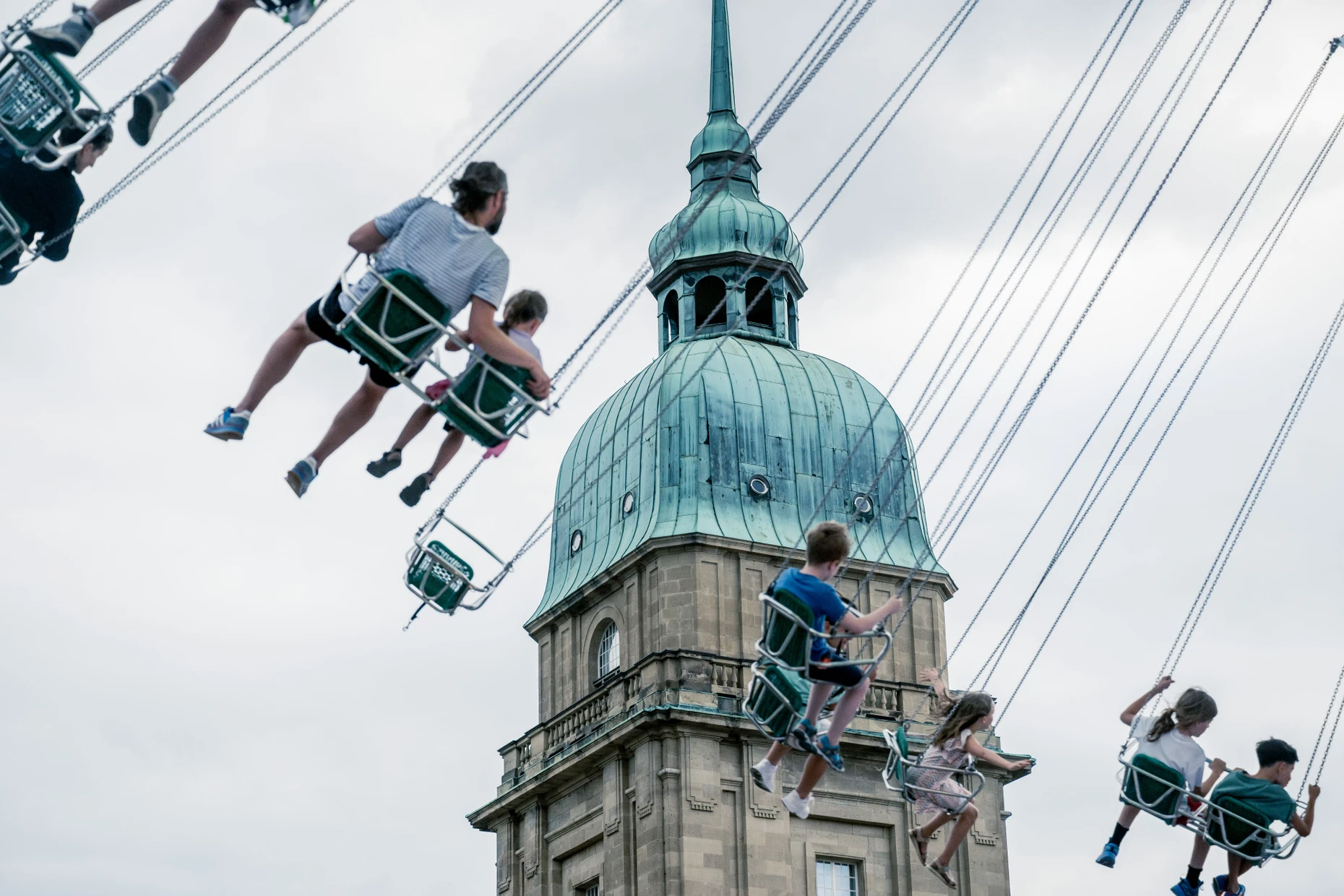 Hoch her geht es auch auf dem Kettenkarussel auf dem Karolinenplatz.
