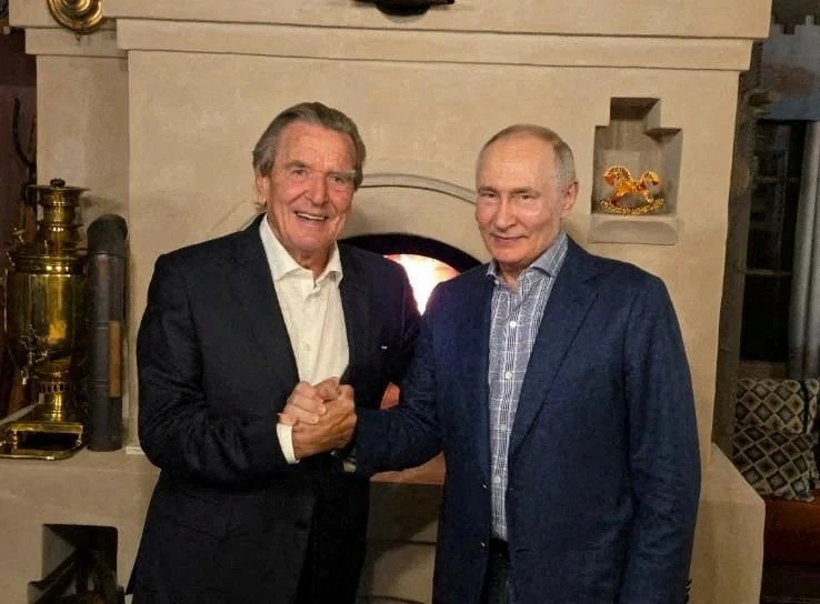 Alte Freunde: Gerhard Schröder und Wladimir Putin bei dessen Geburtstagsfeier Anfang Oktober
