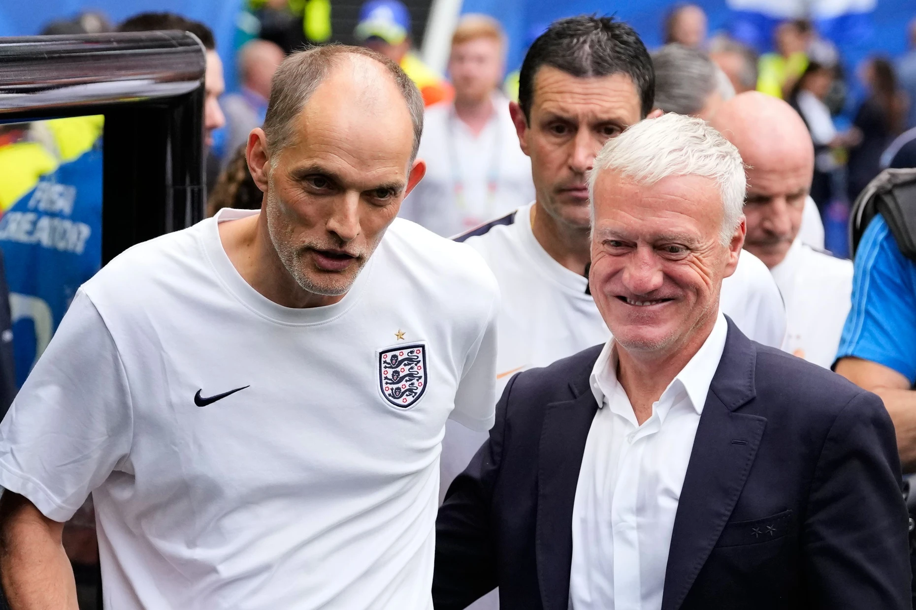 Ende einer Ära: Auch Englands Coach Thomas Tuchel (links) verabschiedet sich von Frankreichs langjährigem Nationaltrainer Didier Deschamps