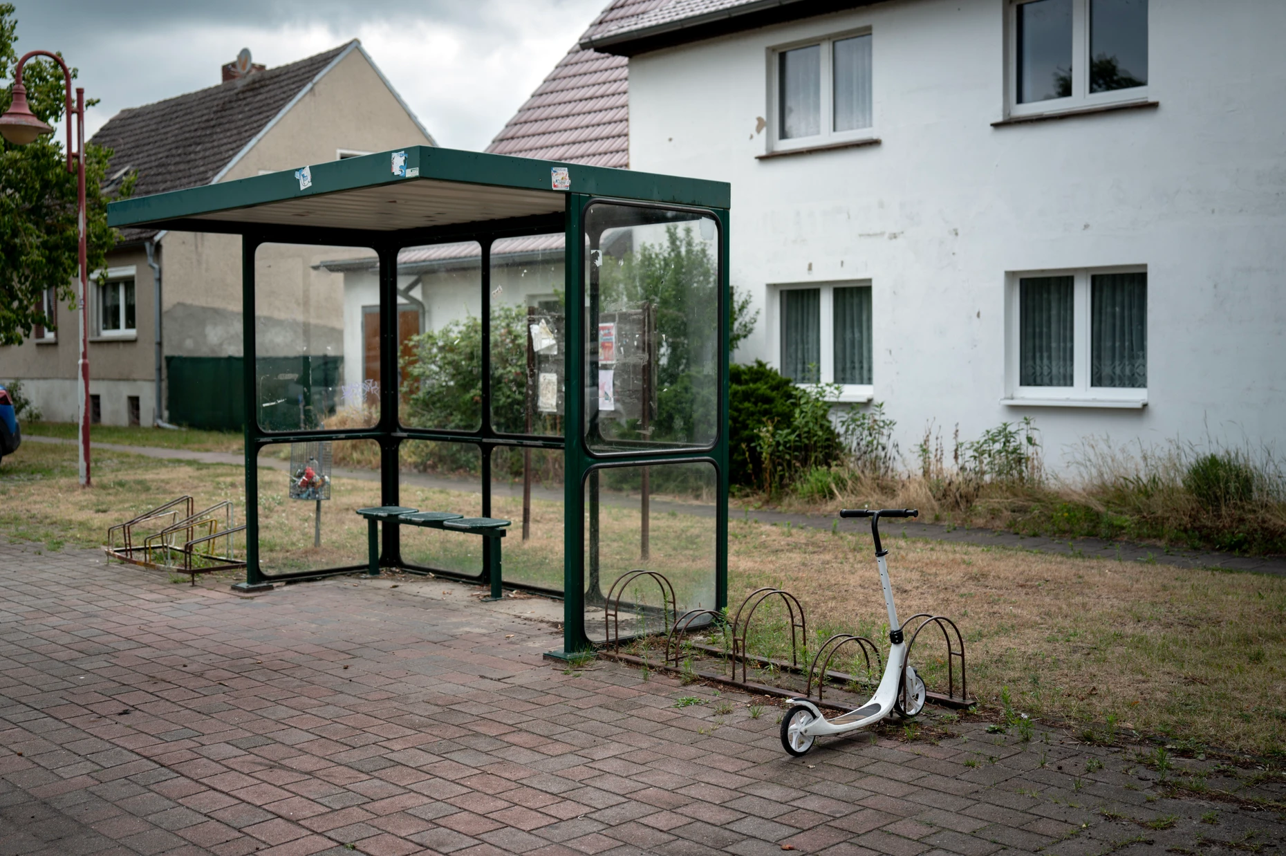 Hier kommt der Bus nur selten: Haltestelle in Zehs Dorf