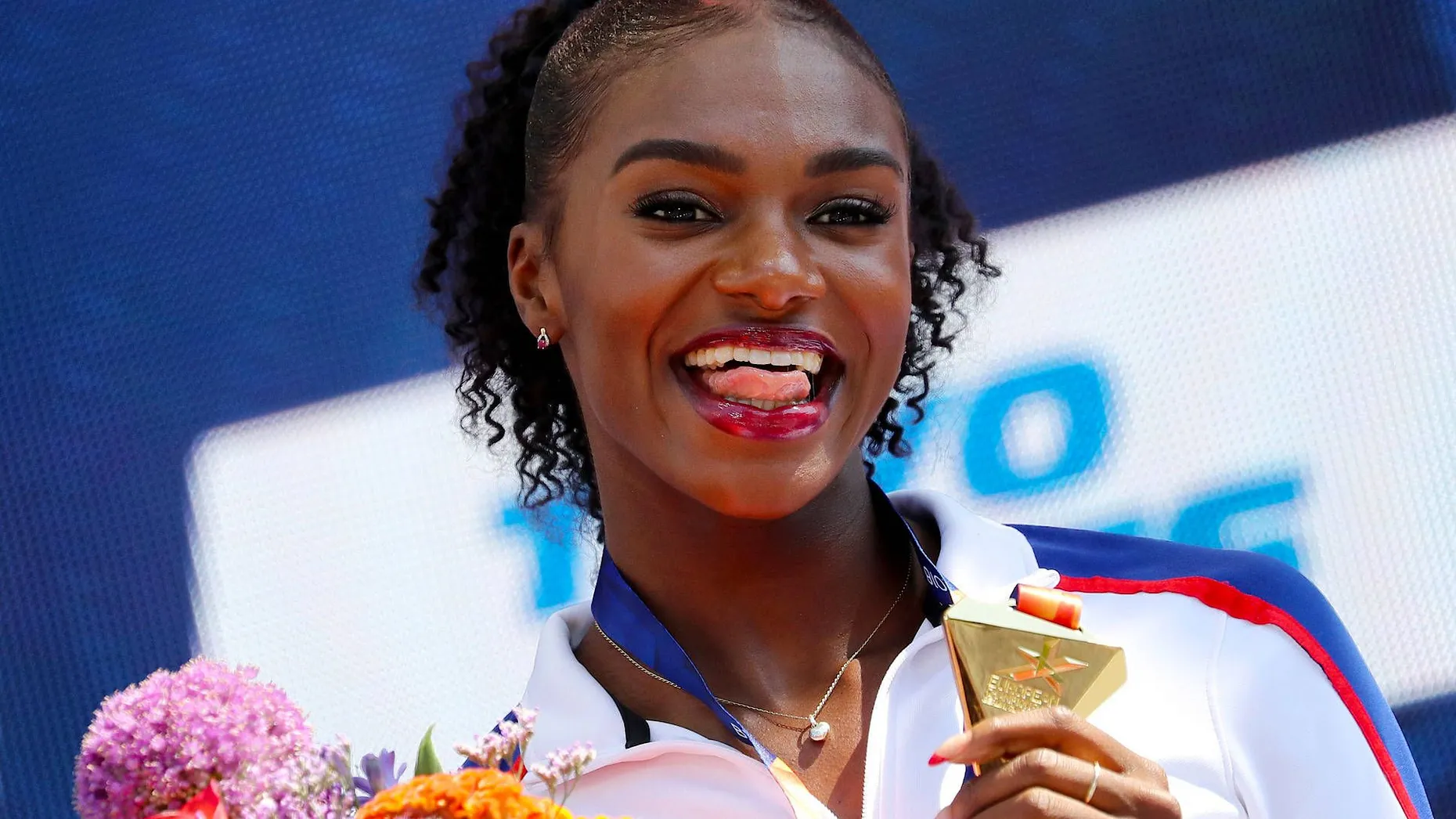 Auf der letzten Bahn des 4x100-Meter-Laufs zeigte sich am finalen EM-Abend nochmal der Unterschied zwischen Europas Sprint-Queen und den anderen flotten Frauen der Rennbahn. Vier Läuferinnen kamen Kopf an Kopf aus der letzten Kurve. Vier Nationen hofften auf Gold, Silber oder wenigstens Bronze. Es war schließlich Großbritanniens Schlussläuferin Dina Asher-Smith, die das Rennen machte. Die Doppel-Europameisterin über 100 und 200 Meter veredelte die Vorarbeit von Asha Philip, Imani Lansiquot und Bianca Williams, brachte den Stab in der Jahresweltbestzeit von 41,88 Sekunden ins Ziel. Die Niederlande (42,15) und das deutsche Quartett (42,23) sicherten sich mit Saisonbestzeiten die anderen Medaillen. Für die 22 Jahre alte Asher-Smith war es die dritte Goldmedaille bei diesen Meisterschaften. Schon über 100 Meter (10,85) und 200 Meter (21,89) war ihr dies in der weltweit schnellsten Zeit der Saison gelungen. Auf der Gegenseite der Gefühlsskala stand die Schweizerin Mujinga Kambundji: drittes Rennen, zum dritten Mal belegte sie den vierten Rang.