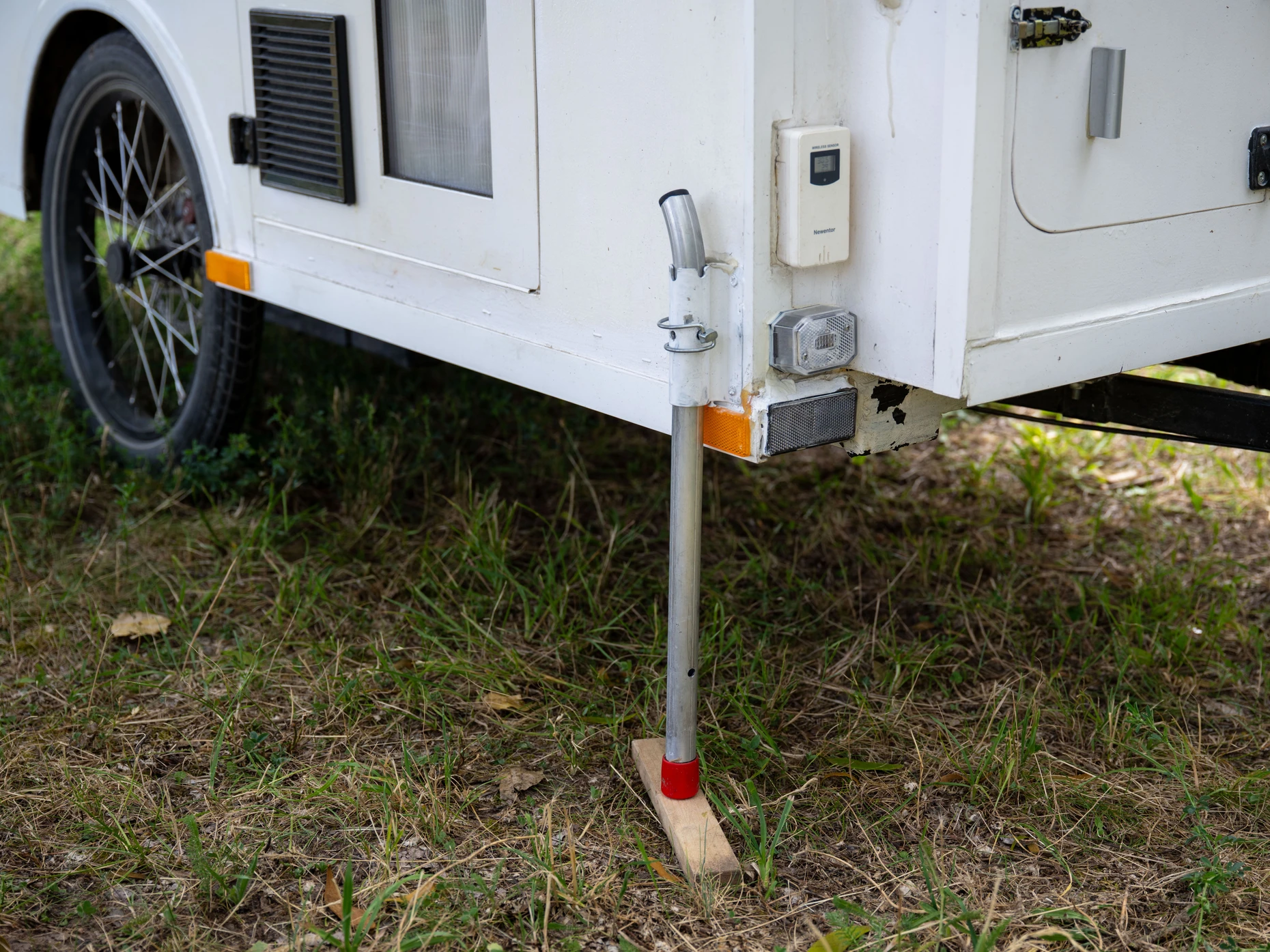 Sicherer Stand: Finja wird beim Parken mit Fußstützen gesichert. Ein Stück Holz gleicht Unebenheiten des Boden aus.
