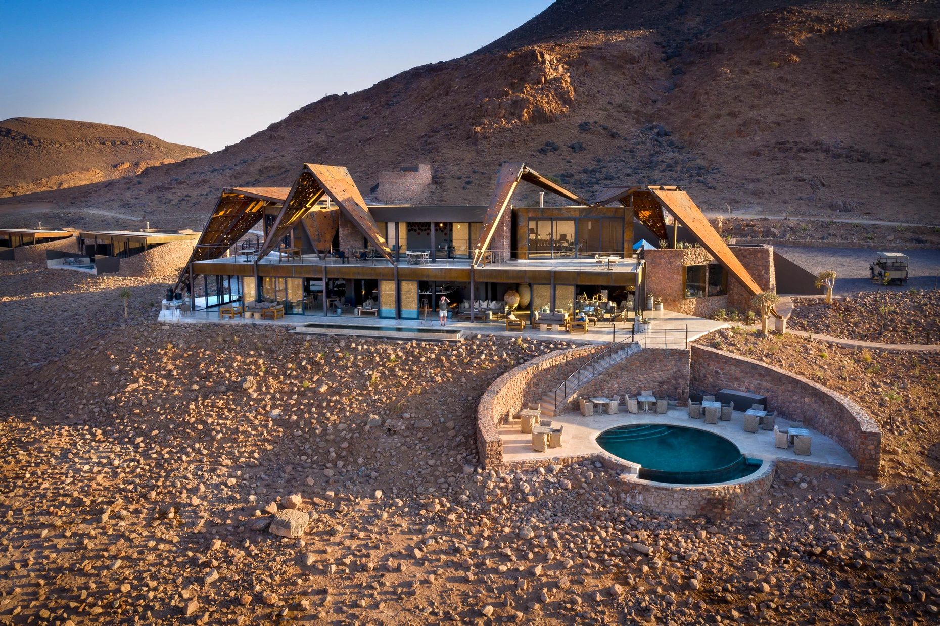 Die &beyond Sossusvlei Desert Lodge in der Namib