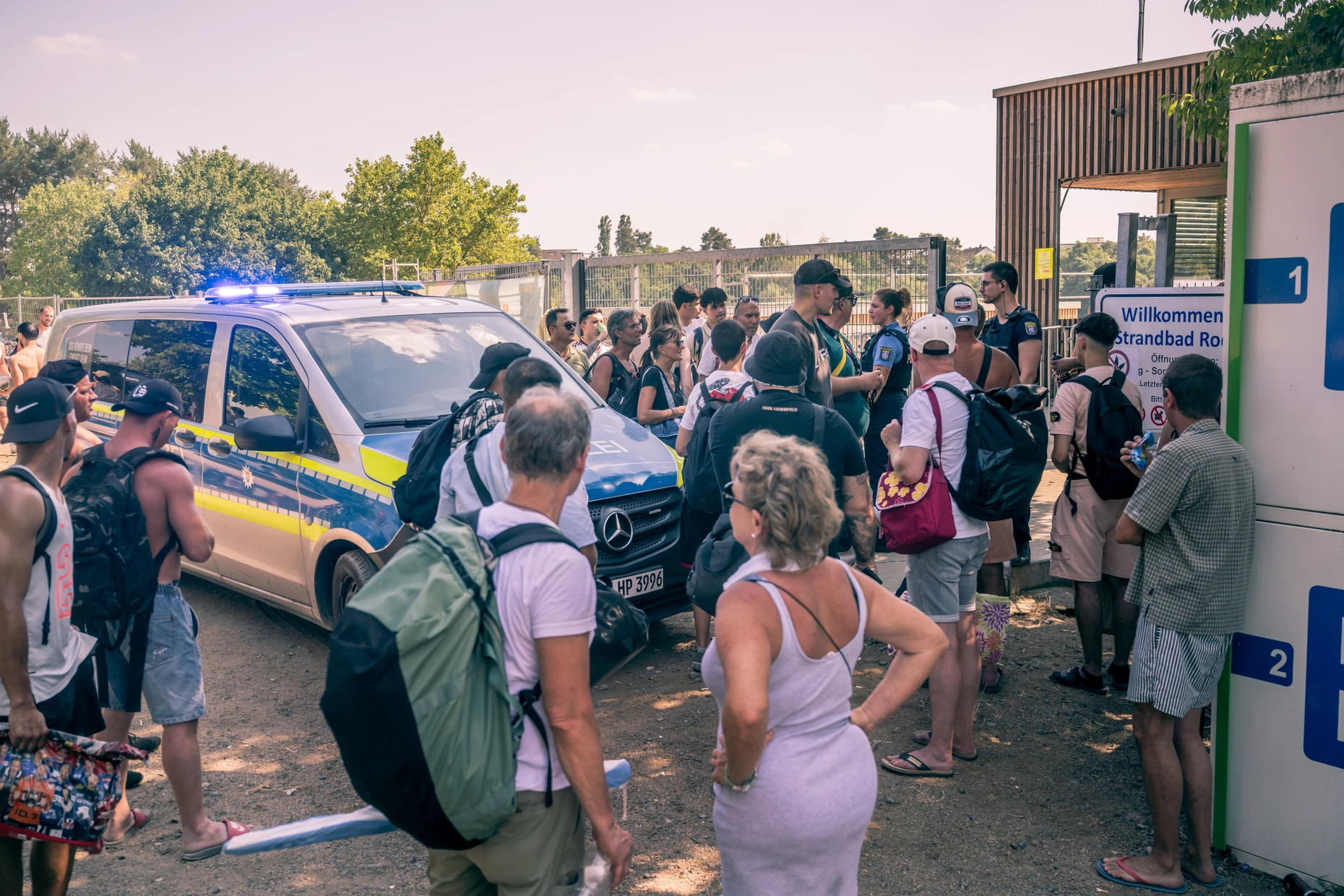 Um 15.30 Uhr macht die herbeigerufene Polizei klar, dass aus Sicherheitsgründen niemand mehr ins Strandbad darf.