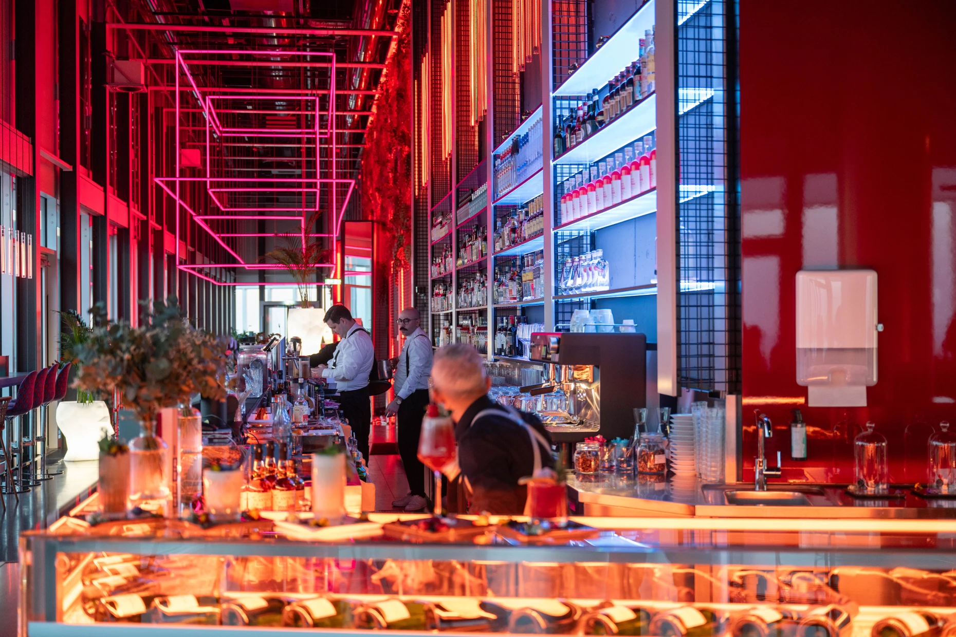 Stylisch: NFT Sky Bar im nhow Hotel im One Tower