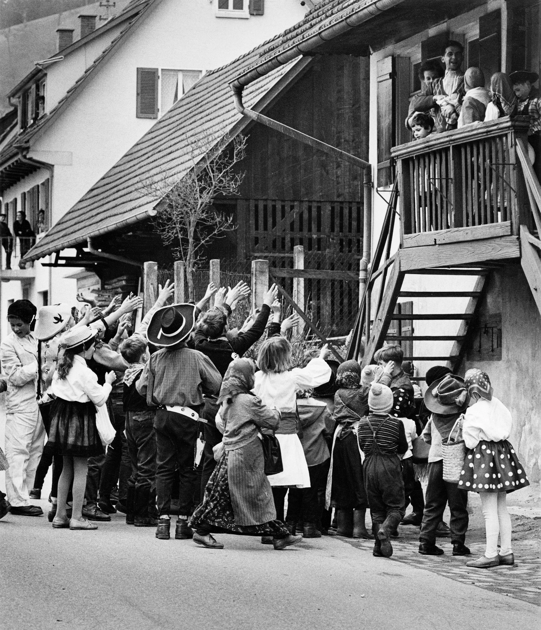 Die Fastnacht auf dem Lande ist oft noch traditionsgebundener als in der Stadt. Einen aufregenden Spaß beschert sie vor allem den Kindern, die alle Jahre von freigiebigen Ortsbewohnern beschenkt werden.