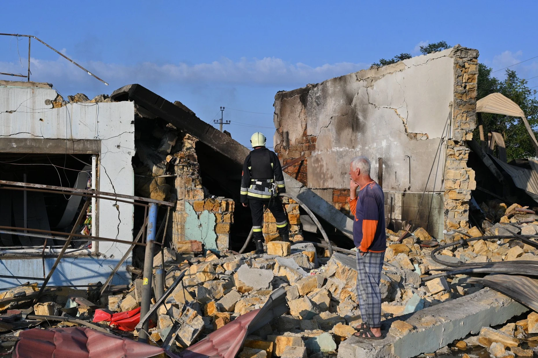 Ein Anwohner betrachtet die Zerstörungen nach einem russischen Raketenangriff, Odessa im Juli 2026