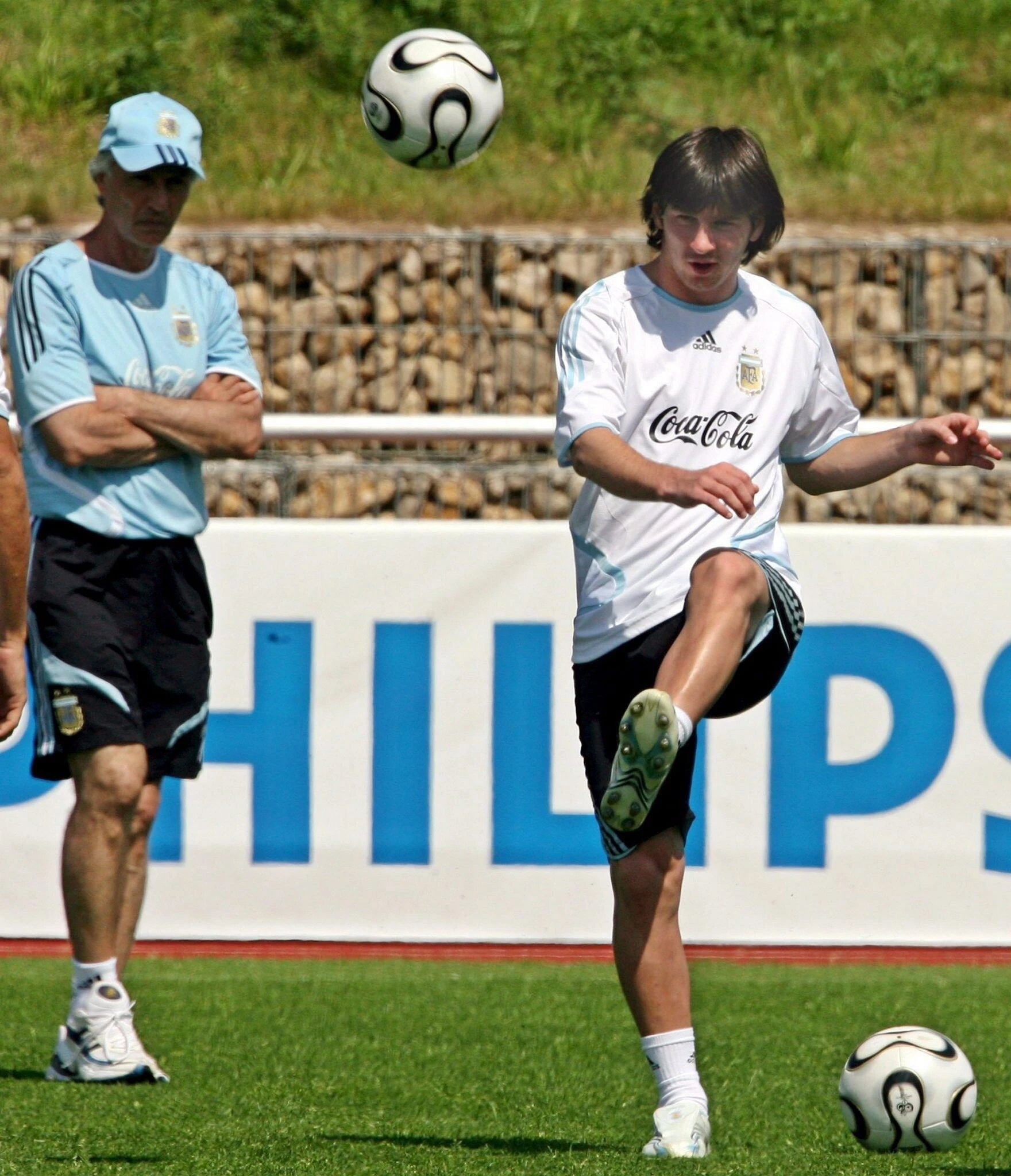 Wegbereiter: der damalige argentinische Nationaltrainer José Pékerman (l.) mit dem jungen Lionel Messi bei der WM 2006 in Deutschland