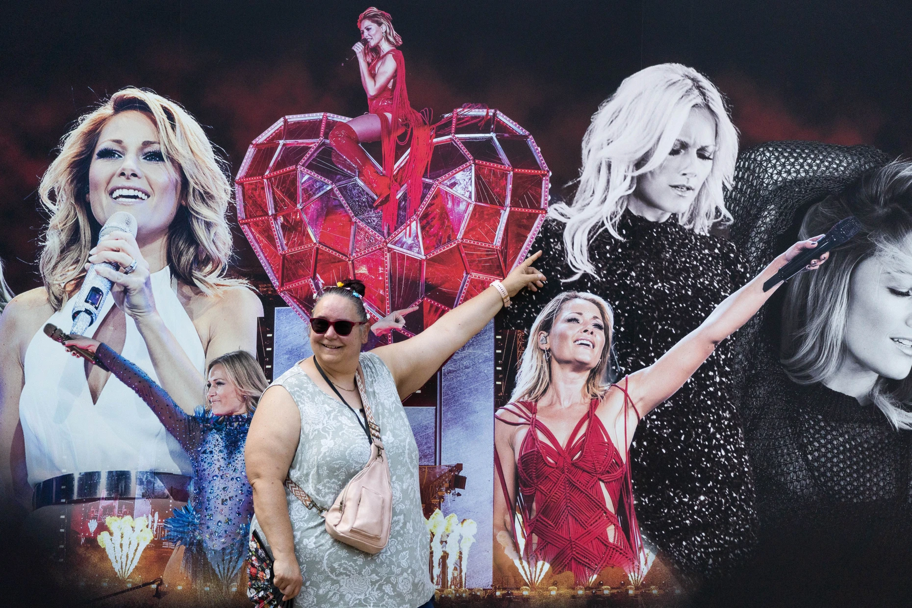 Groupie: Ein Fan posiert vor einem Banner der Schlagersängerin.