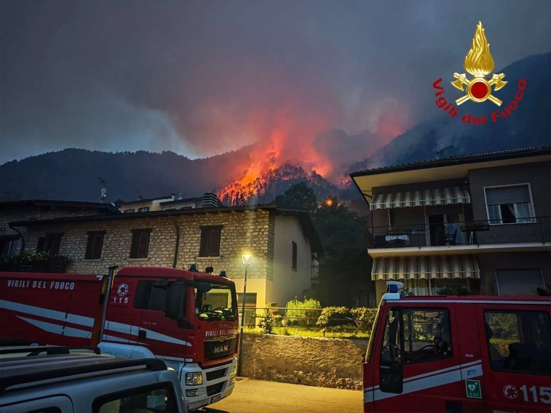 Samstag in Italien: Die Feuerwehr löscht Feuer auf dem Gebiet der Gemeinde am Westufer des Gardasees.
