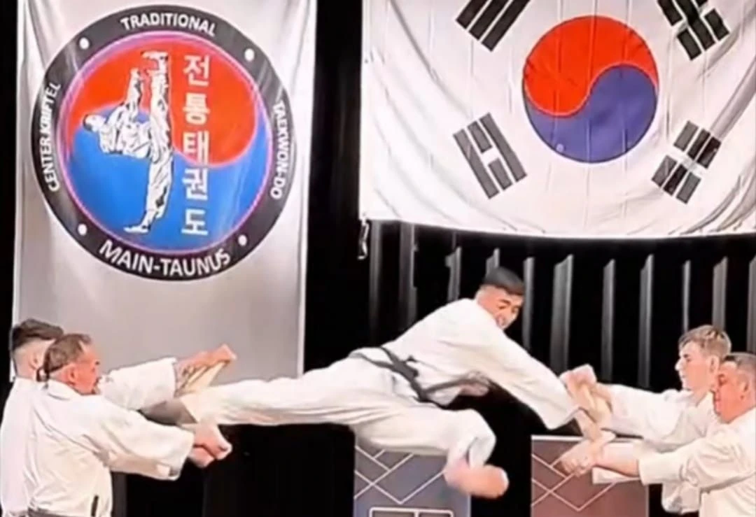 Bruchtestvorführung bei einer Veranstaltung des Taekwon-Do Centers Main-Taunus & Hoch-Taunus