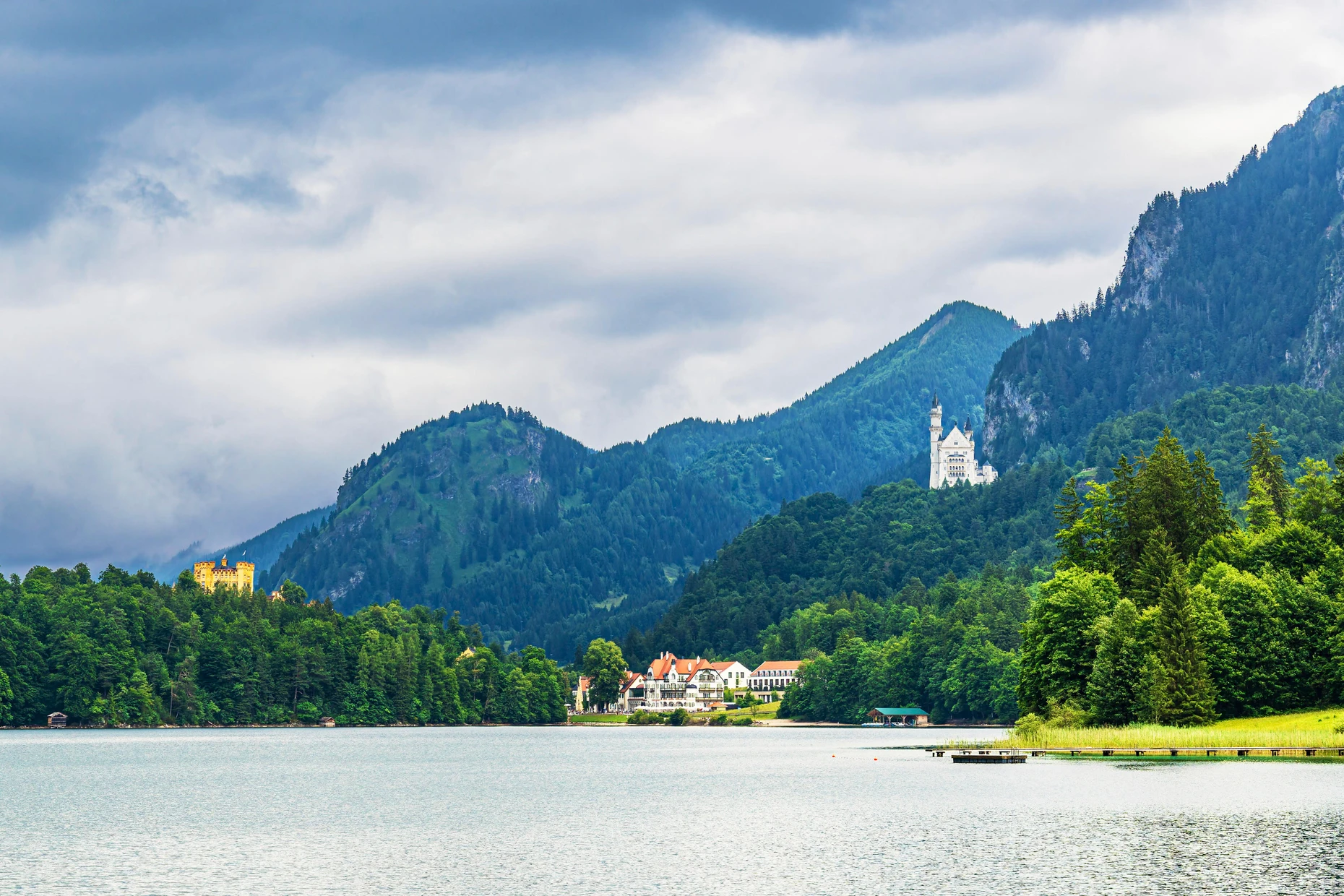 Vom Alpsee aus betrachtet ist Neuschwanstein nur als kleine, am Felsen klebende Burg zu sehen.