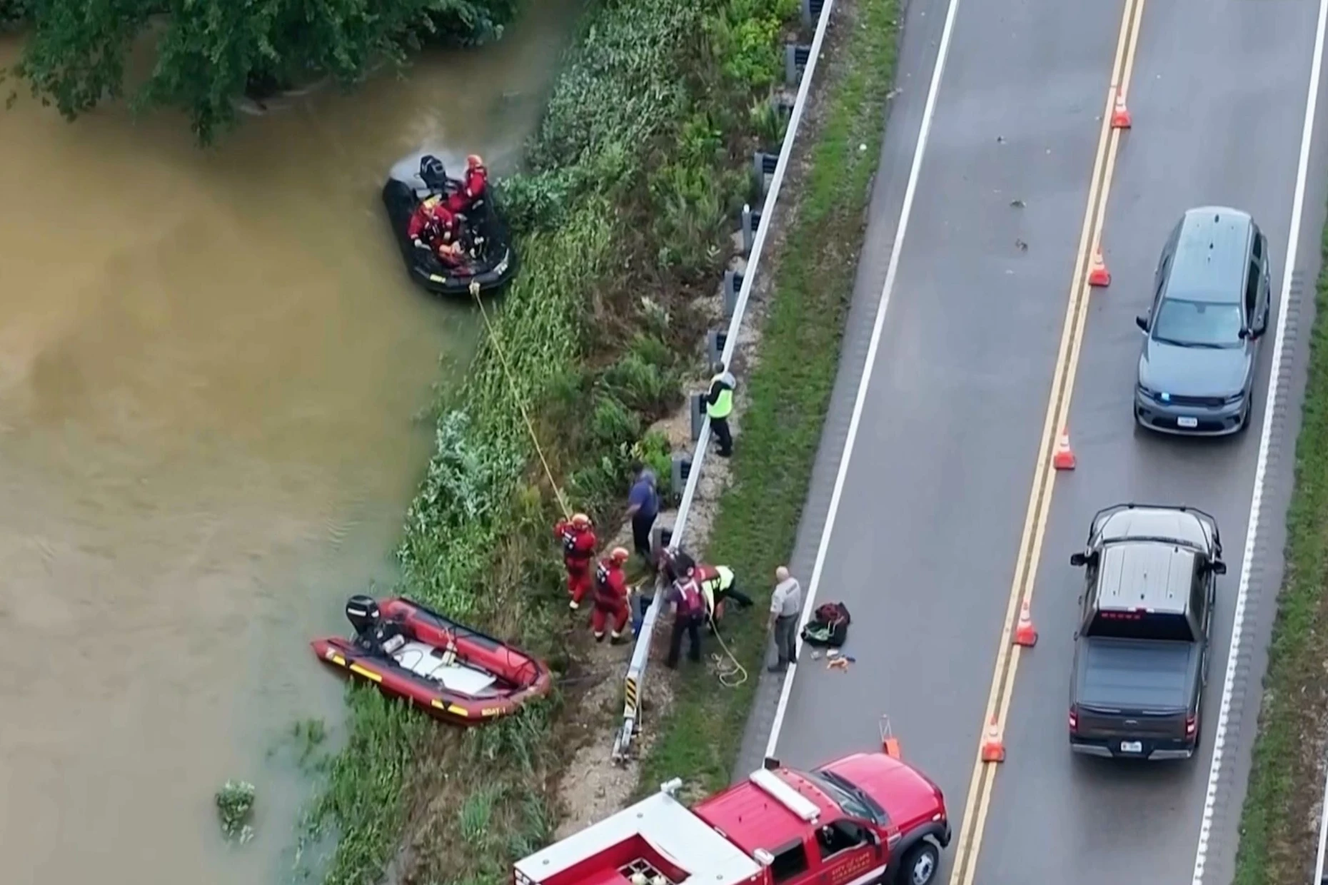 Rettungskräfte sind  beim Hochwasser im Einsatz.