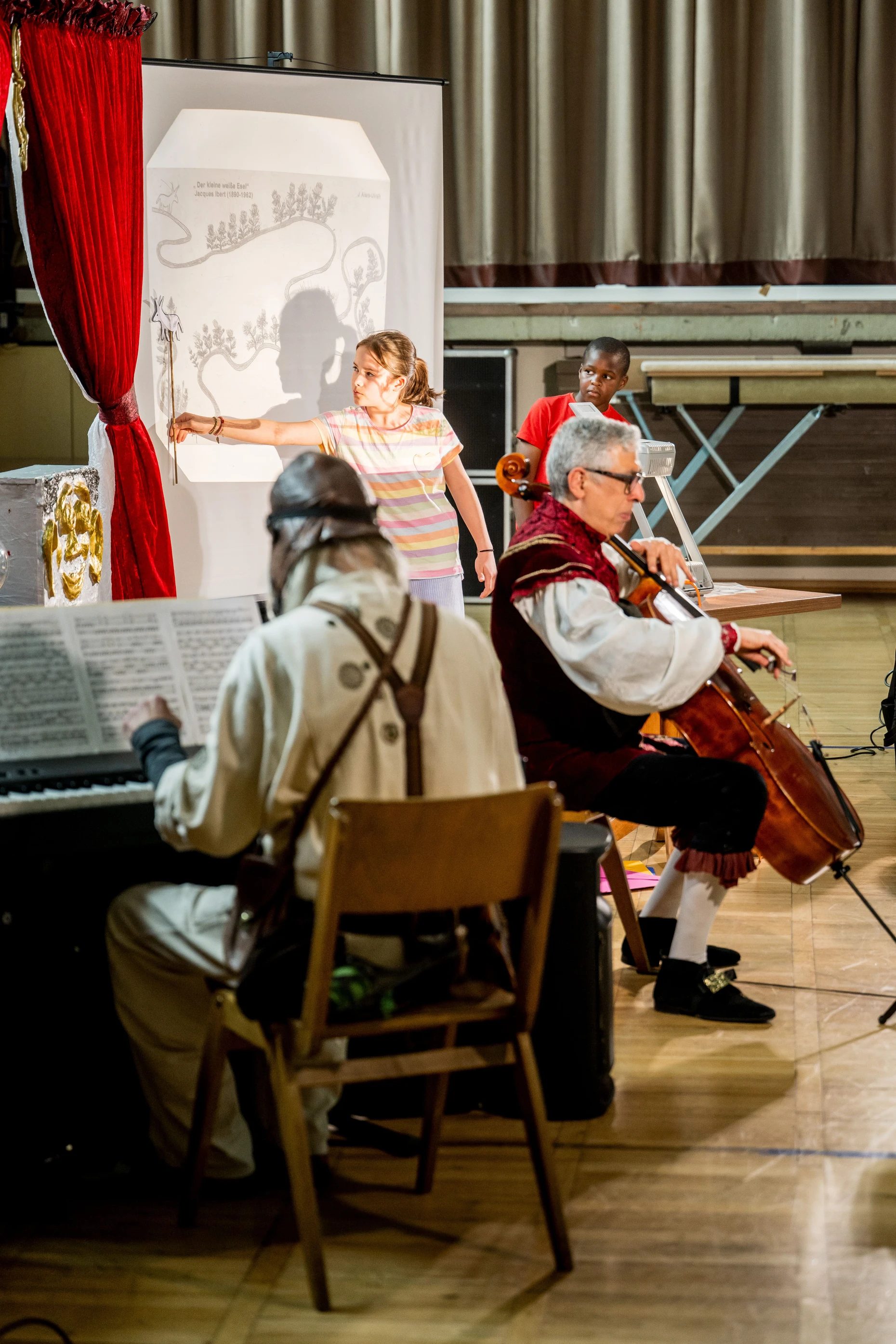 Mitmachen ist wichtig: Ullrich und Salah-Eldin beziehen Schüler in das Stück „Hello, Mrs. Cello“ ein.