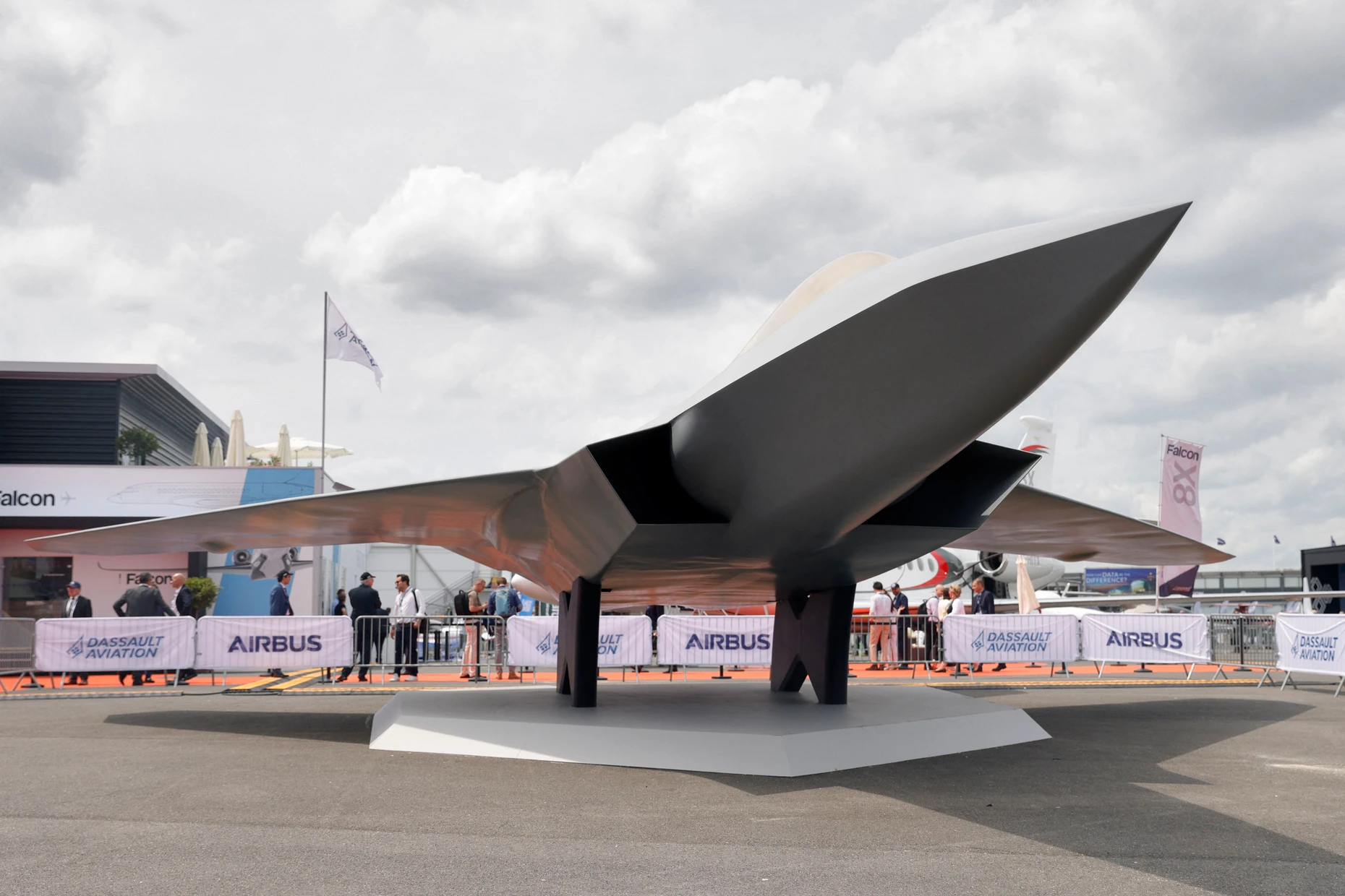 Ein Modell des geplanten Kampfflugzeugs auf dem Flughafen Paris-Le Bourget im Juni 2023