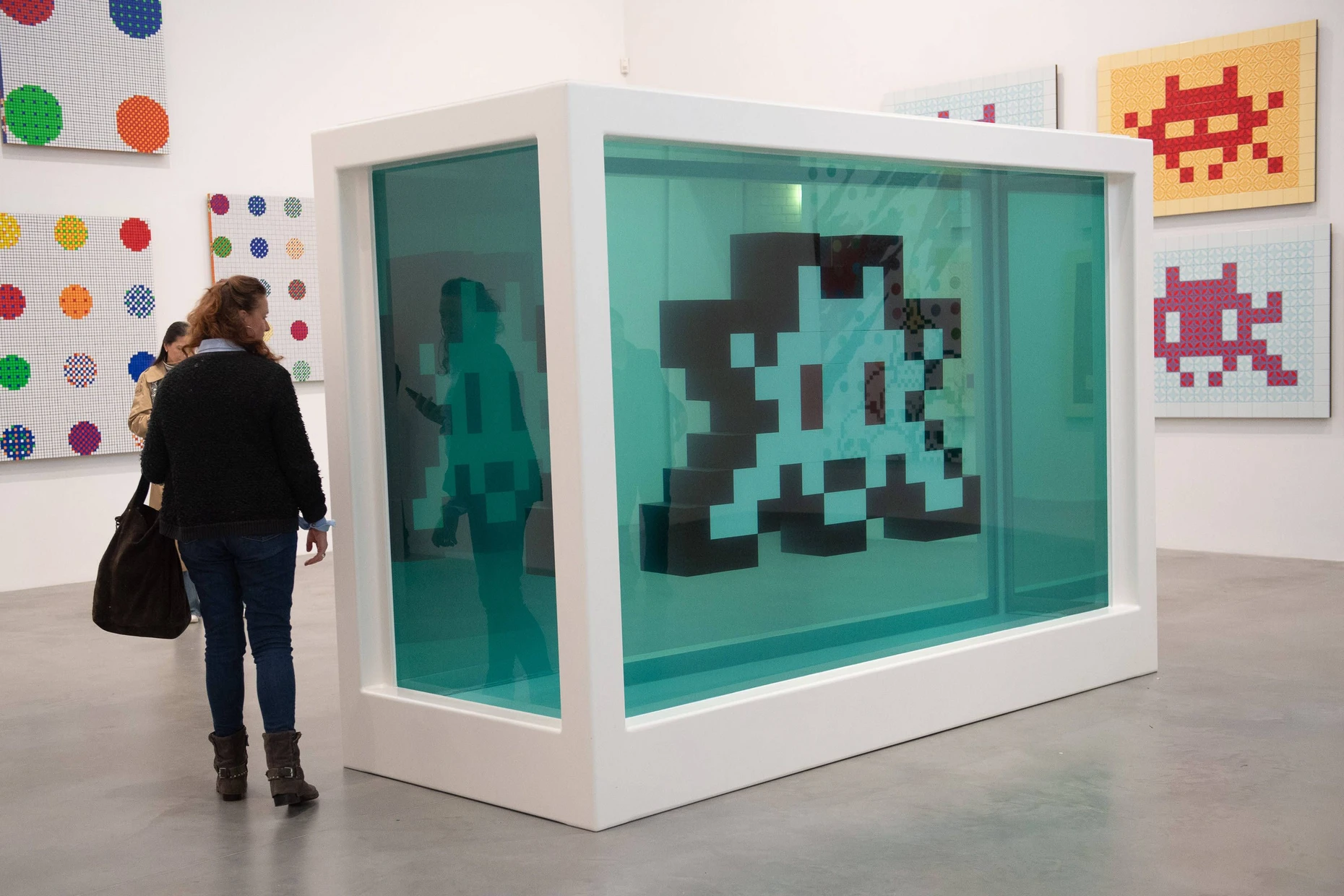 Huldigung von Damien Hirst in der Londoner Newport Street Gallery: „Secret of The Deep“ zeigt eine typische Invader-Figur statt einen Hai im Tank.