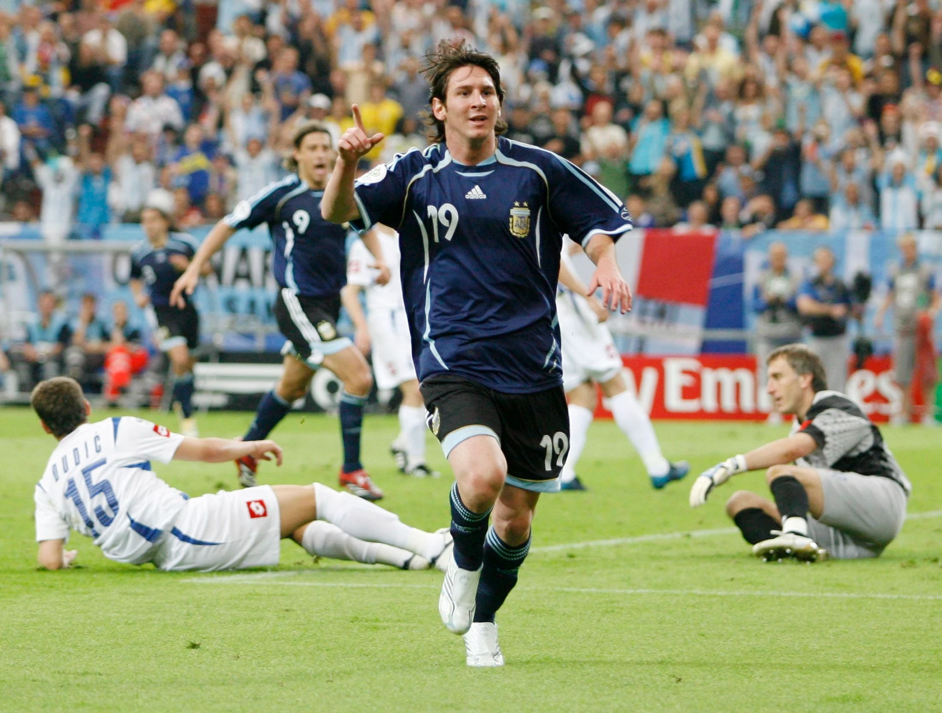 Das erste von achtzehn: Lionel Messi erzielt sein erstes WM-Tor bei der Weltmeisterschaft 2006 in Deutschland gegen Serbien und Montenegro.
